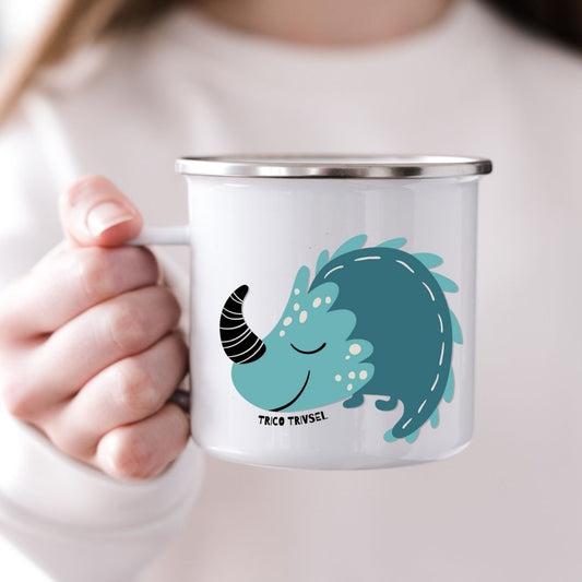 Barn som holder emaljekrus med motiv av dinosauren Trico Trivsel fra Dino Venneflokken 