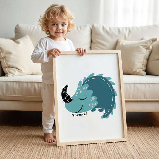Myk og vennlig triceratops med avrundede tagger på lys bakgrunn i eik ramme.