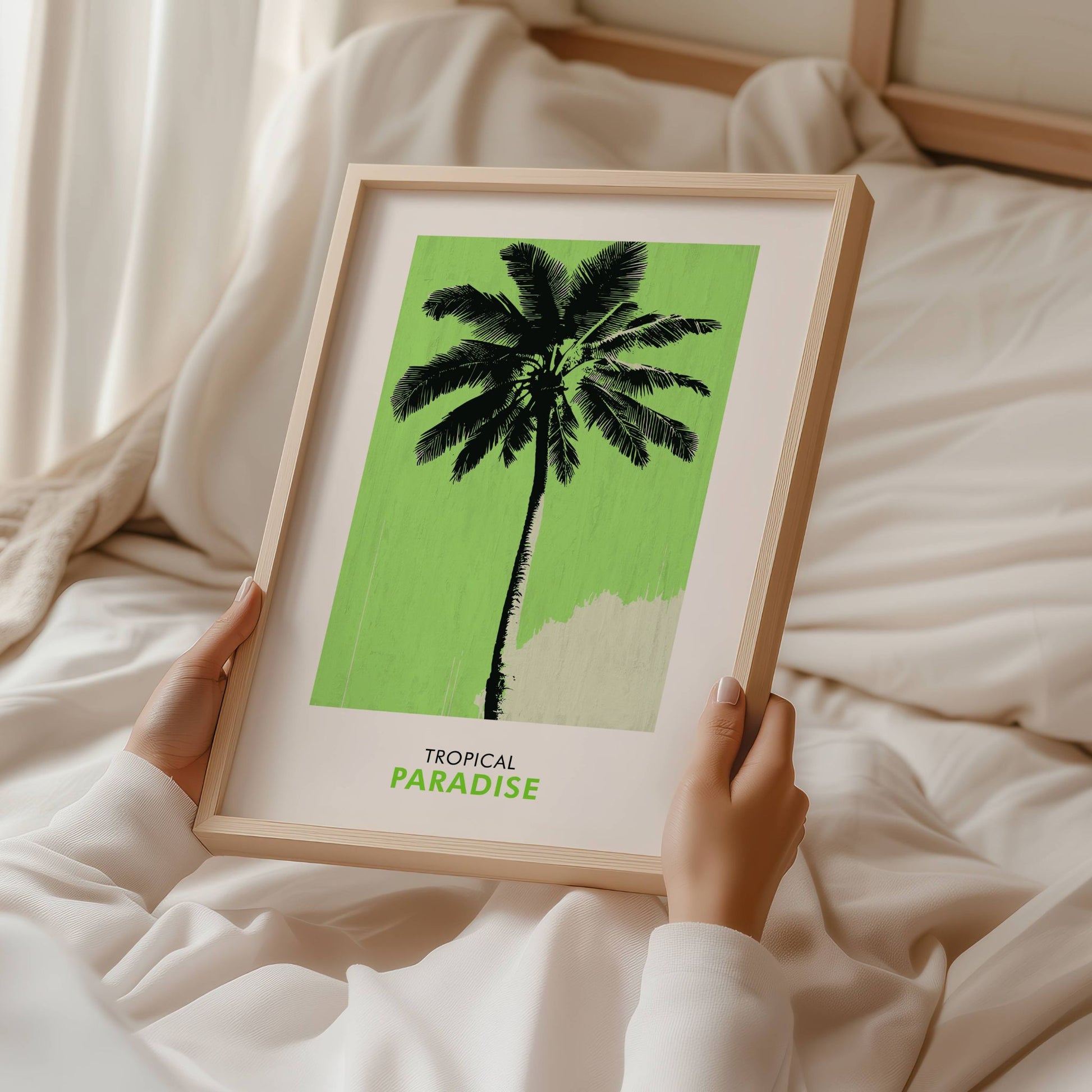 La den tropiske roen fylle rommet med Tropical Paradise – grønn palme plakat. Med en sterk grønn bakgrunn og stilren palmesilhuett får du en moderne og avslappet look. Illustrasjon viser plakat i eik ramme.