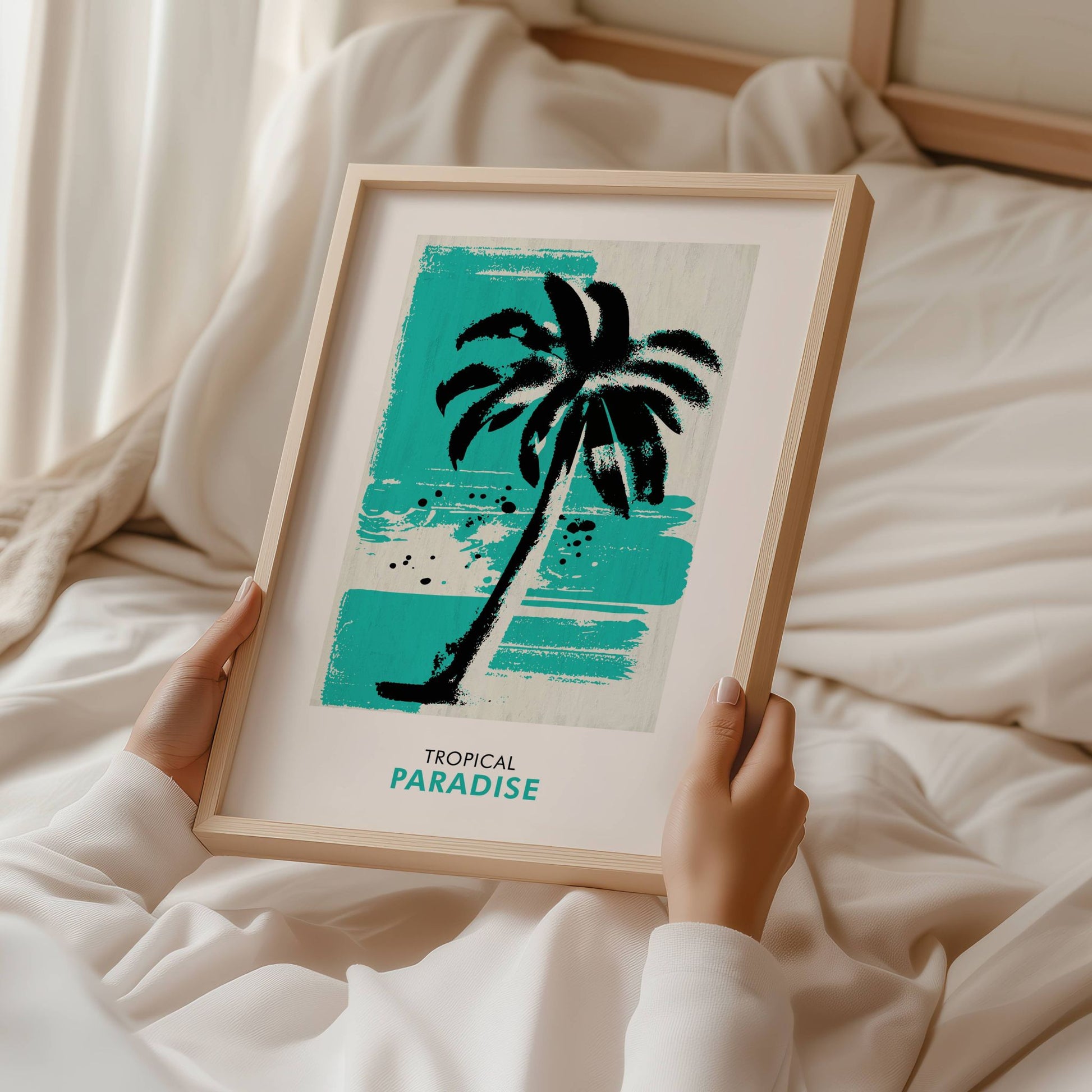 Frisk opp veggene med Tropical Paradise – turkis retro palmeplakat. Den slitte, grafiske stilen og de kraftige turkise tonene gir et vintage preg med strandstemning. Illustrasjon viser plakat i eik ramme.