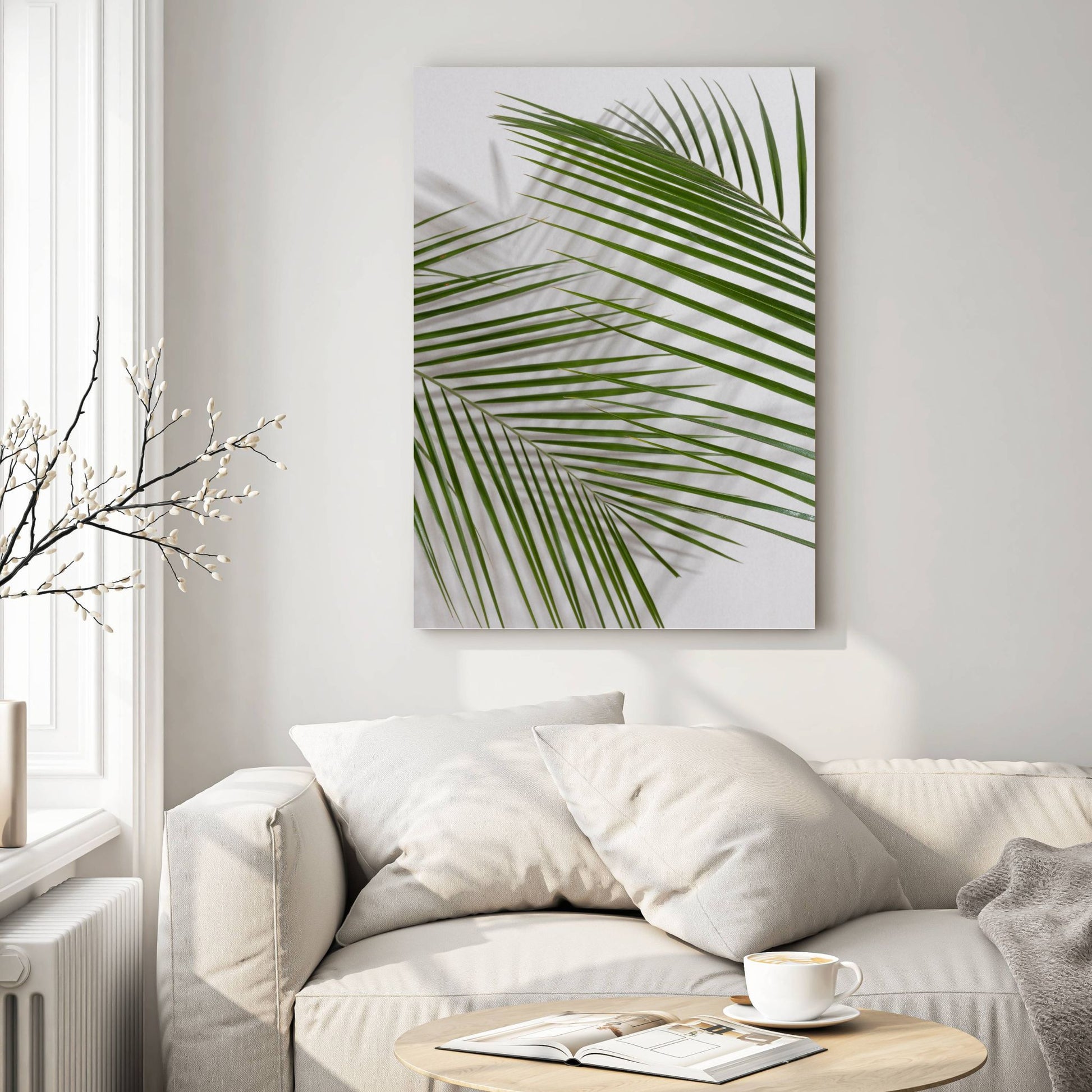 Elegante palmebladene mot en lys bakgrunn skaper en moderne og harmonisk følelse, perfekt for skandinavisk og minimalistisk interiør. Illustrasjon viser motivet på lerret.