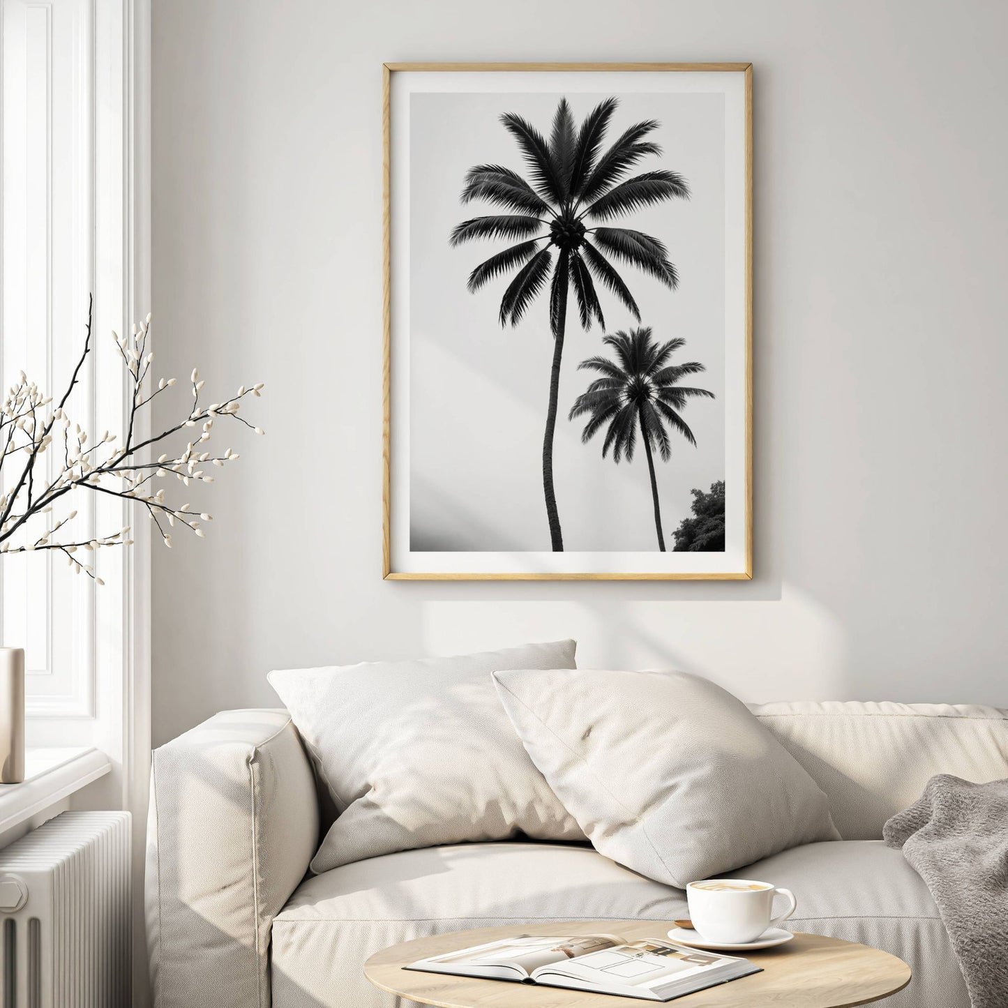 Unikt svart-hvitt-motiv av to elegante palmer omgitt av tåke og fjell gir en harmonisk og drømmende stemning til ethvert rom.  Illustrasjon viser motivet som plakat i eik ramme.