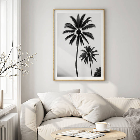 Unikt svart-hvitt-motiv av to elegante palmer omgitt av tåke og fjell gir en harmonisk og drømmende stemning til ethvert rom.  Illustrasjon viser motivet som plakat i eik ramme.