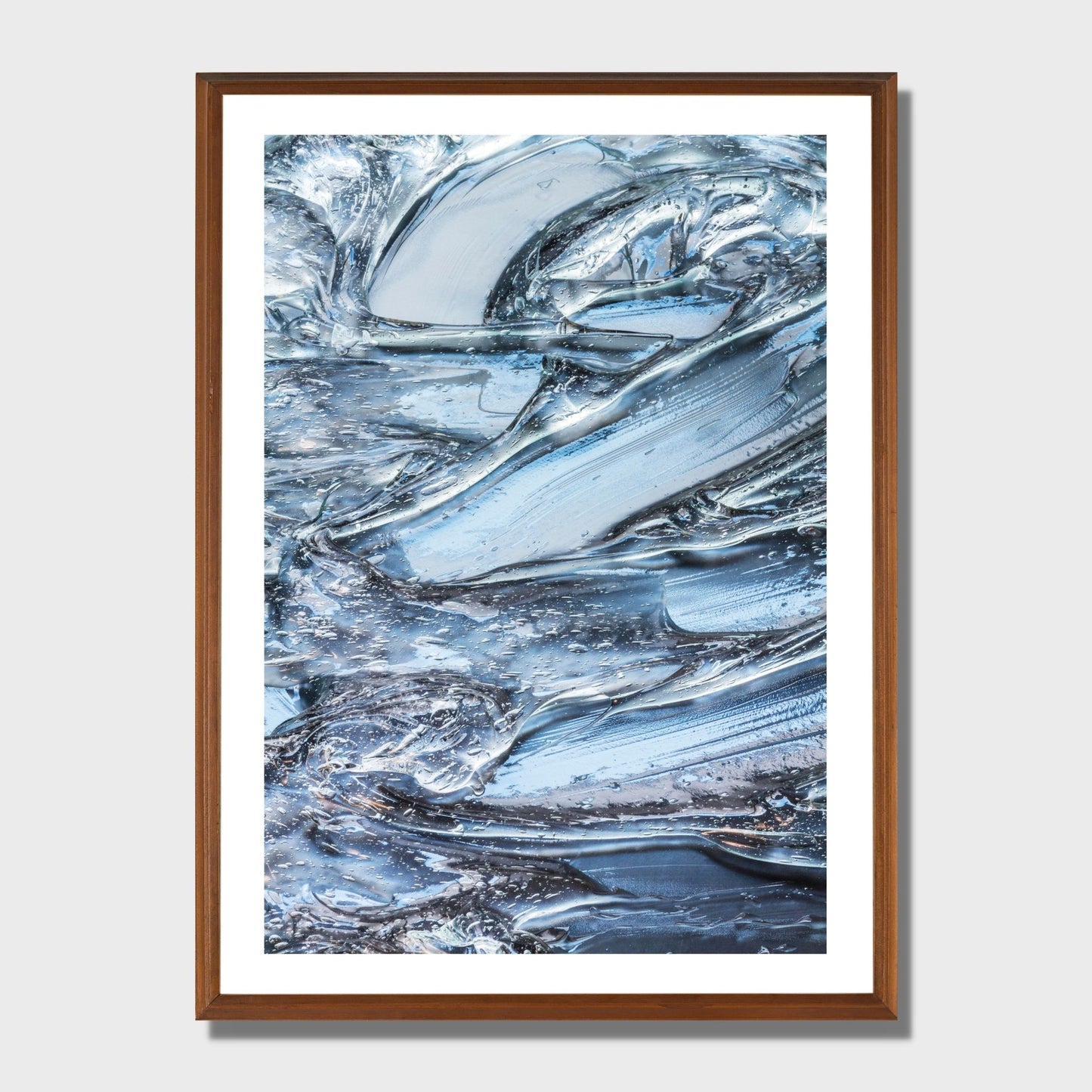 Vintermagi - vann blir til is. Illustrasjon viser bildet som plakat i en eikeramme.