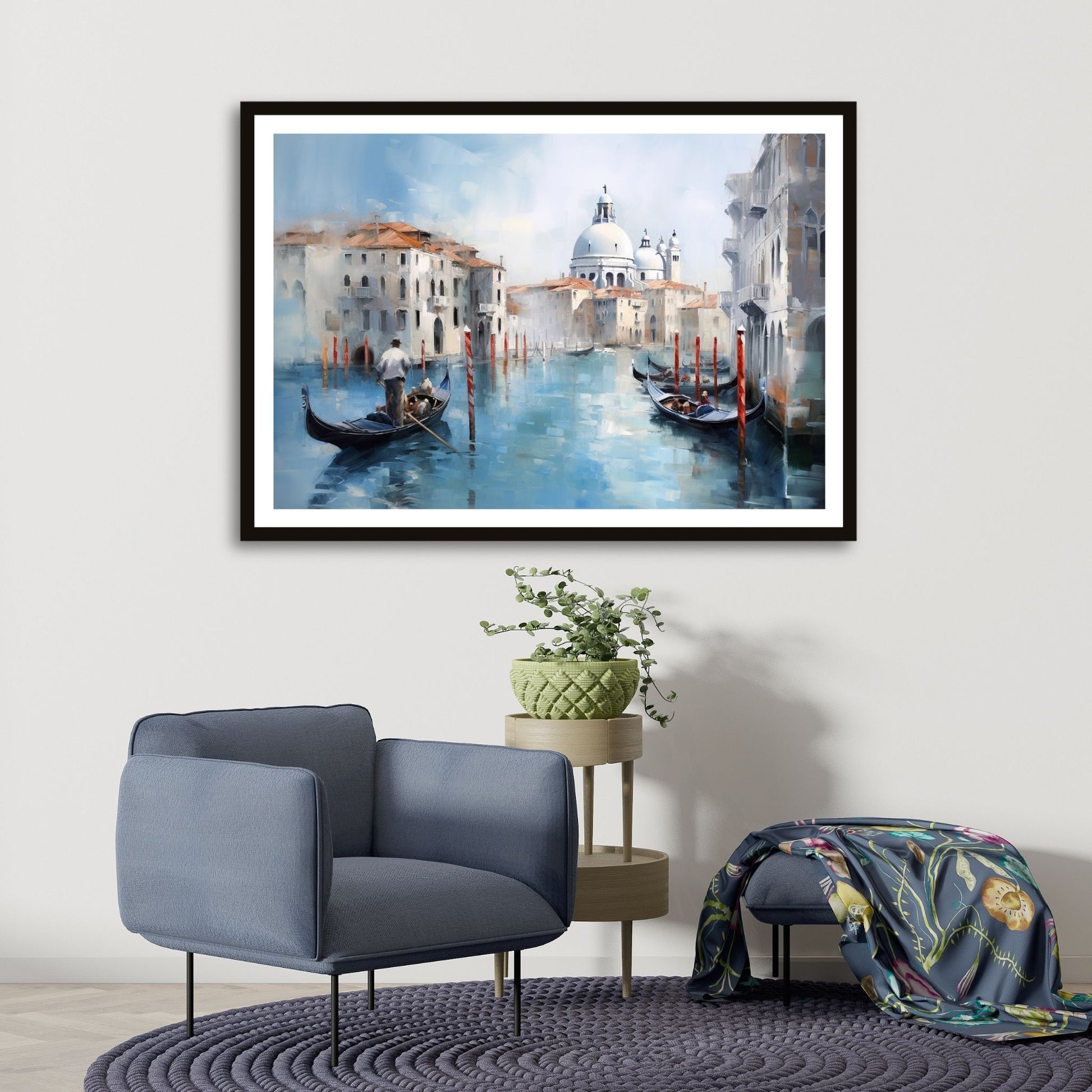 Grafisk maleri. Utforsk den romantiske skjønnheten med vår Venezia plakat og lerret. Dykk inn i det pulserende hjertet av Italia mens du tar inn synet av gondoler som glir stille gjennom kanalene og de fargerike bygningene som speiler seg i det stille vannet. Illustrasjon som viser motivet som plakat i sort ramme.