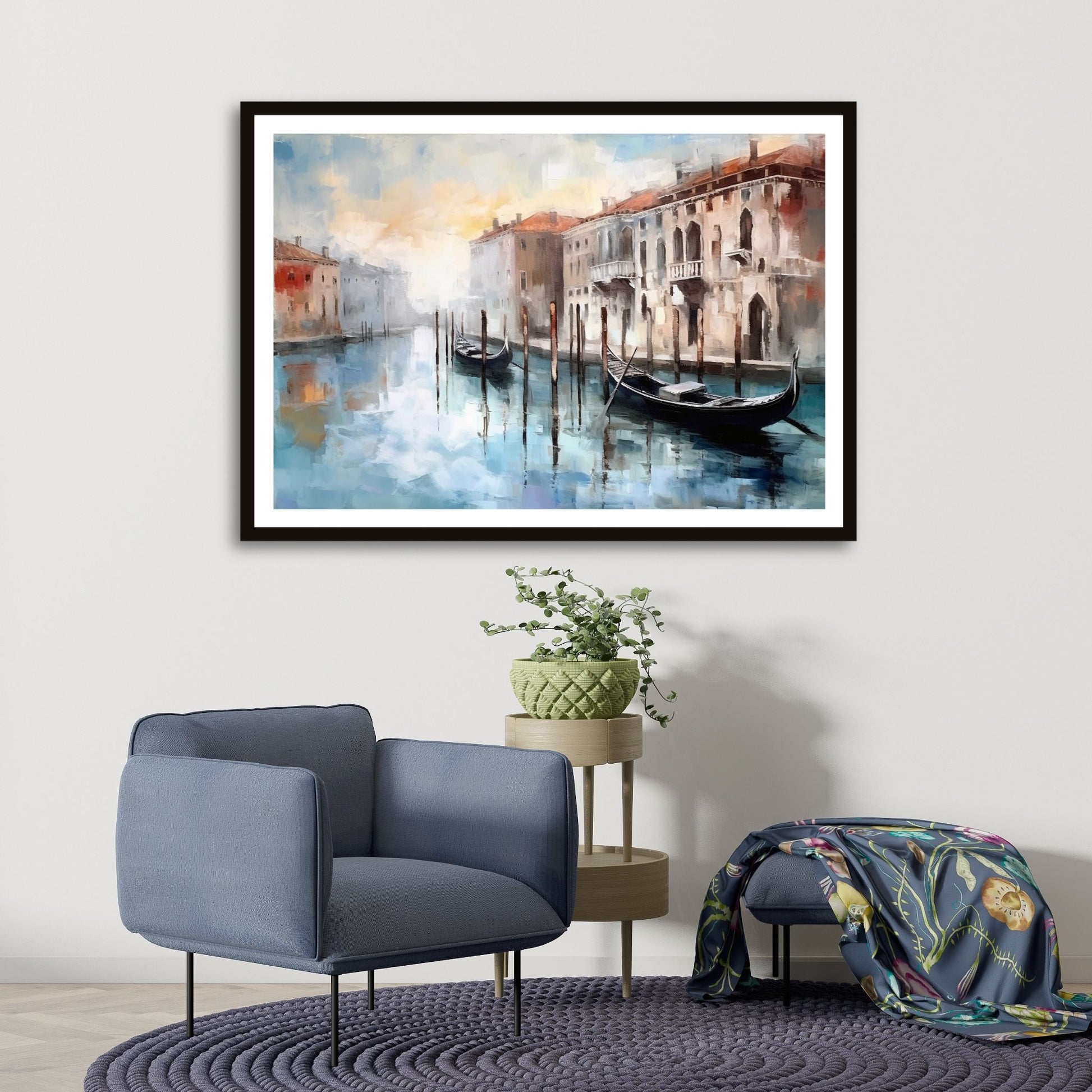 Grafisk maleri. Utforsk den romantiske skjønnheten med vår Venezia plakat og lerret. Dykk inn i det pulserende hjertet av Italia mens du tar inn synet av gondoler som ligger i kanalene og de fargerike bygningene som speiler seg i det stille vannet. Illustrasjon som viser motivet som plakat i sort ramme.