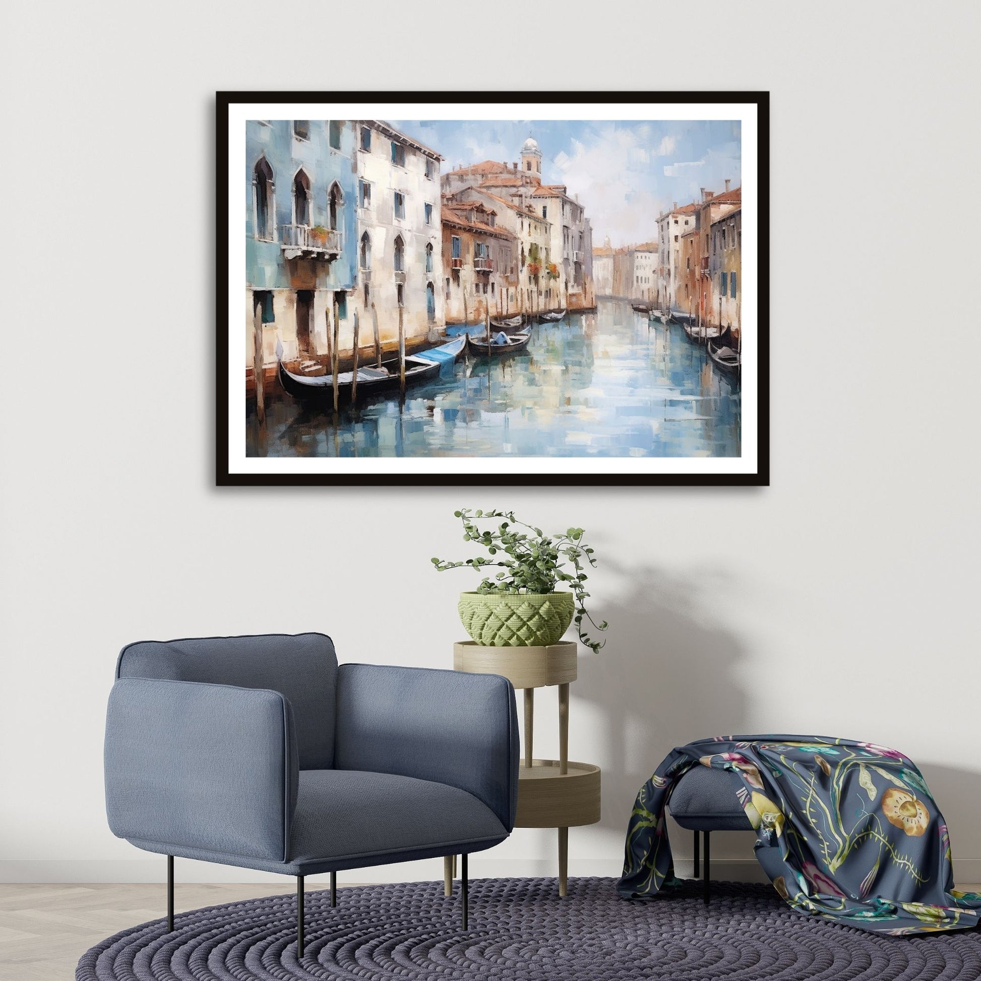 Grafisk maleri. Utforsk den romantiske skjønnheten med vår Venezia plakat og lerret. Dykk inn i det pulserende hjertet av Italia mens du tar inn synet av gondoler som ligger i kanalene og de fargerike bygningene som speiler seg i det stille vannet. Illustrasjon som viser motivet som plakat i sort ramme.