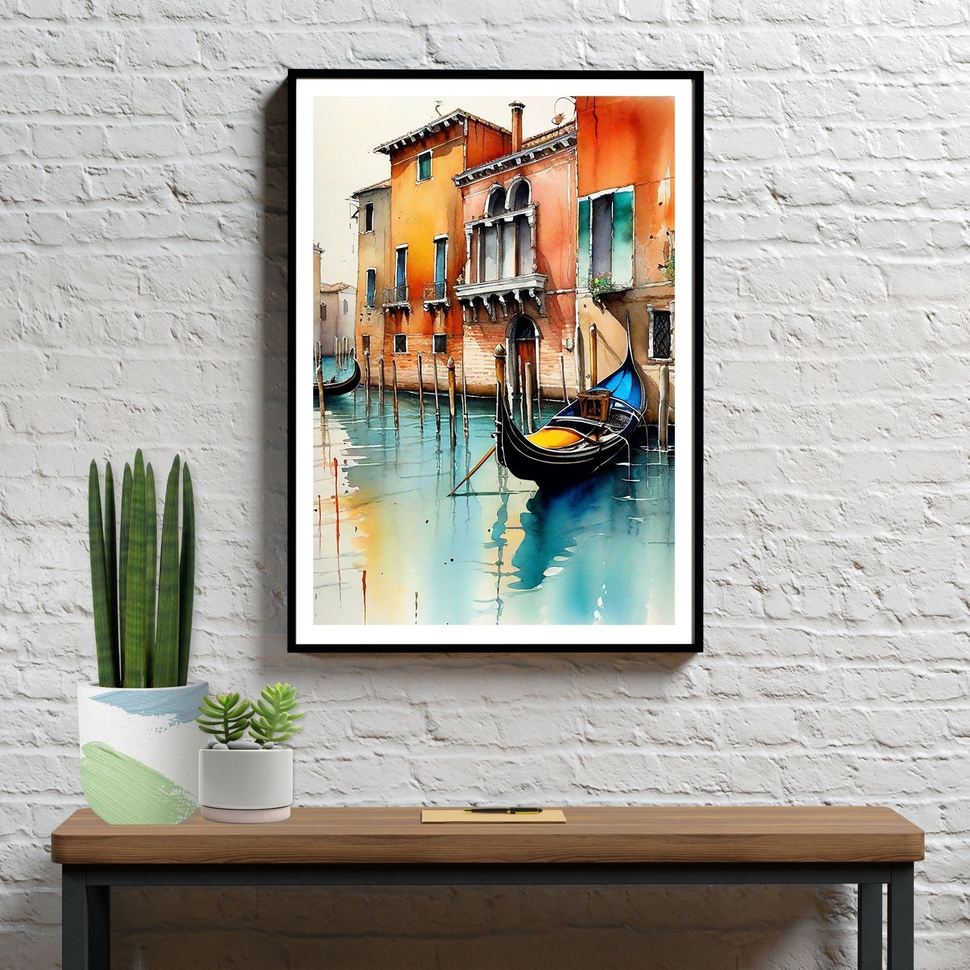 Med en fantastisk grafisk akvarell gjenskaper vi magien fra Venezia og de berømte gondolene som ligger på de pittoreske kanalene, omkranset av fargerike bygninger som speiler seg i det rolige vannet. Illustrasjonen viser motivet som plakat i sort ramme.