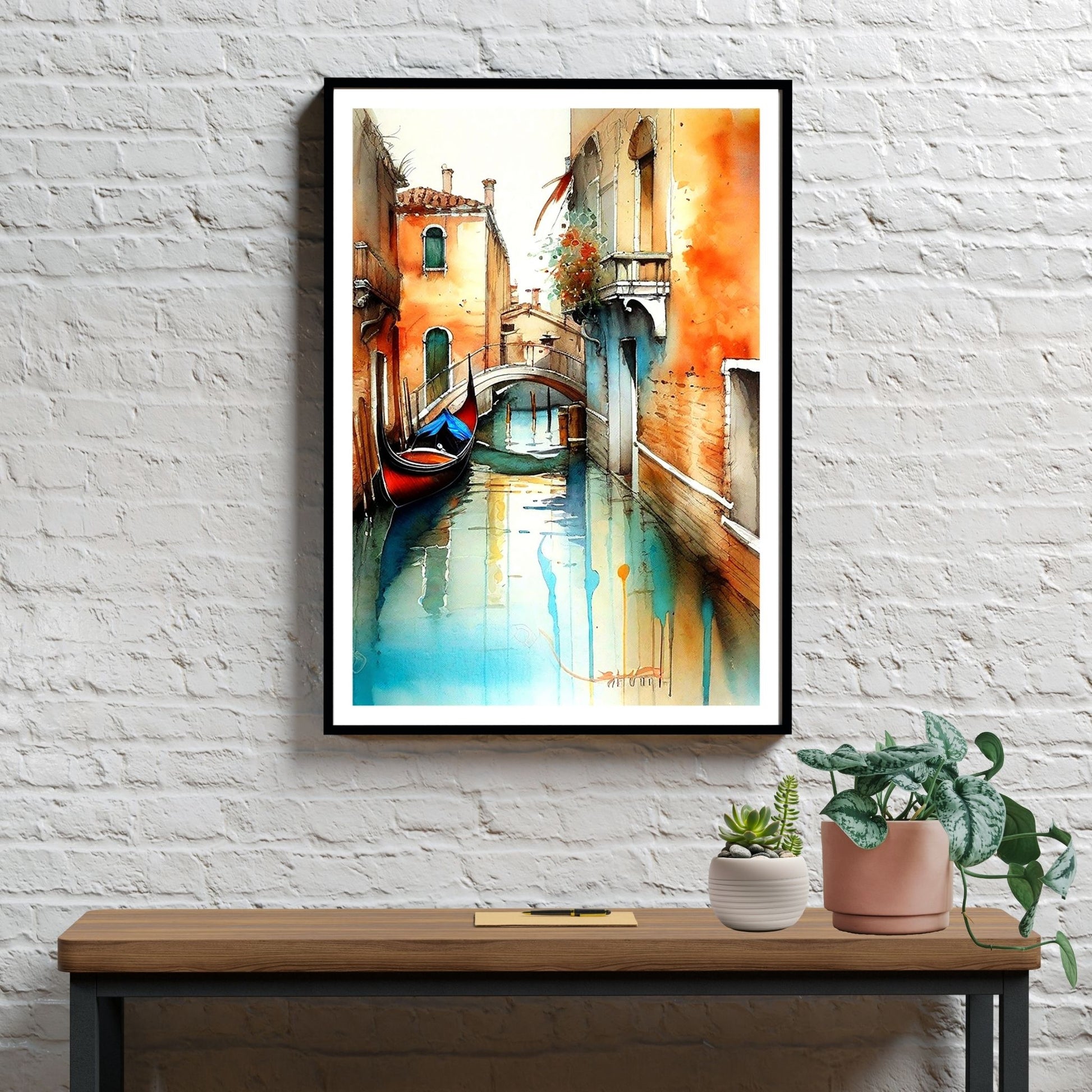 Med en fantastisk grafisk akvarell gjenskaper vi magien fra Venezia og de berømte gondolene som ligger på de pittoreske kanalene, omkranset av fargerike bygninger som speiler seg i det rolige vannet. Illustrasjonen viser motiver som plakat i sort ramme.