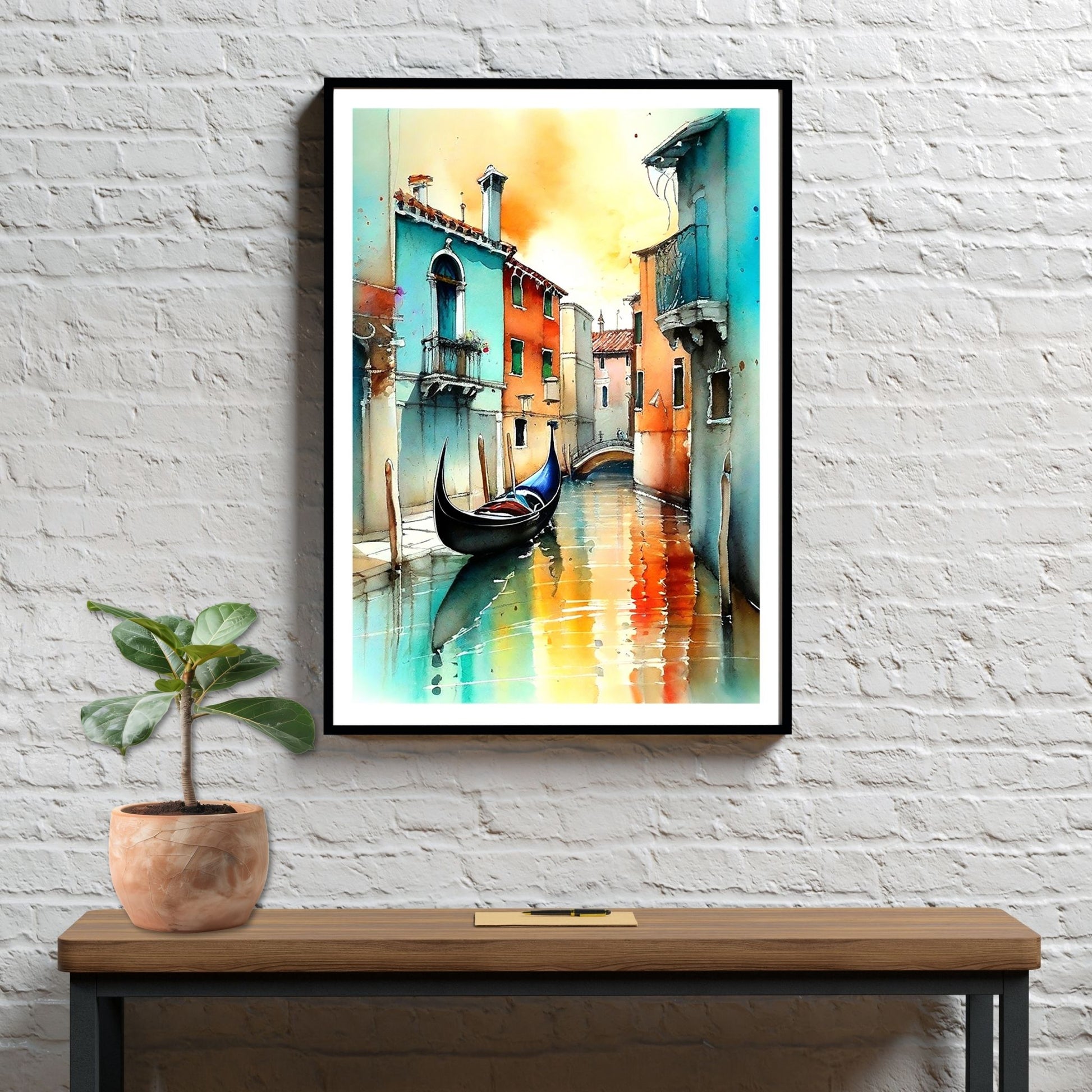 Med en fantastisk grafisk akvarell gjenskaper vi magien fra Venezia og de berømte gondolene som ligger på de pittoreske kanalene, omkranset av fargerike bygninger som speiler seg i det rolige vannet. Illustrasjonen viser motivet som plakat i sort ramme.