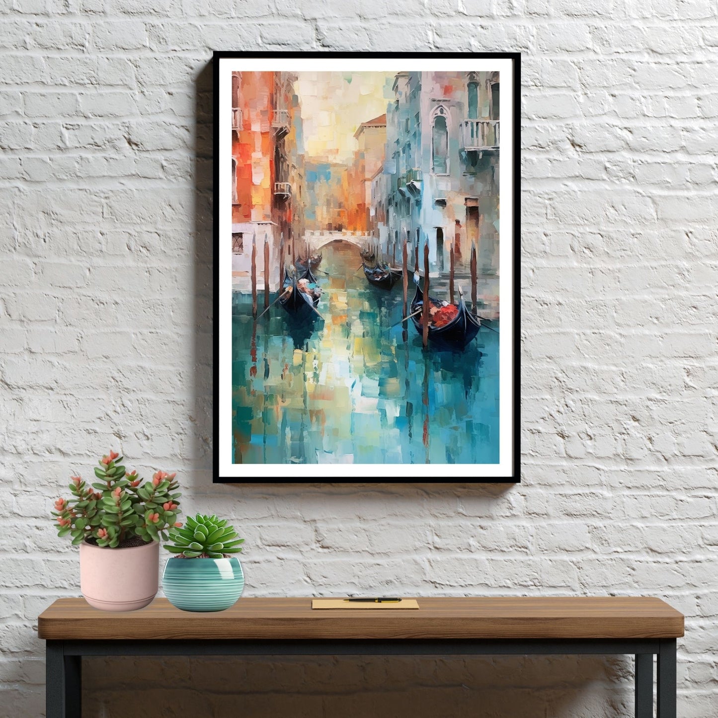 Grafisk maleri av Venezia. Dykk inn i det pulserende hjertet av Italia mens du tar inn synet av gondoler som ligger på kanalene og de fargerike bygningene som speiler seg i det stille vannet. Illustrasjon av motivet som plakat i sort ramme.