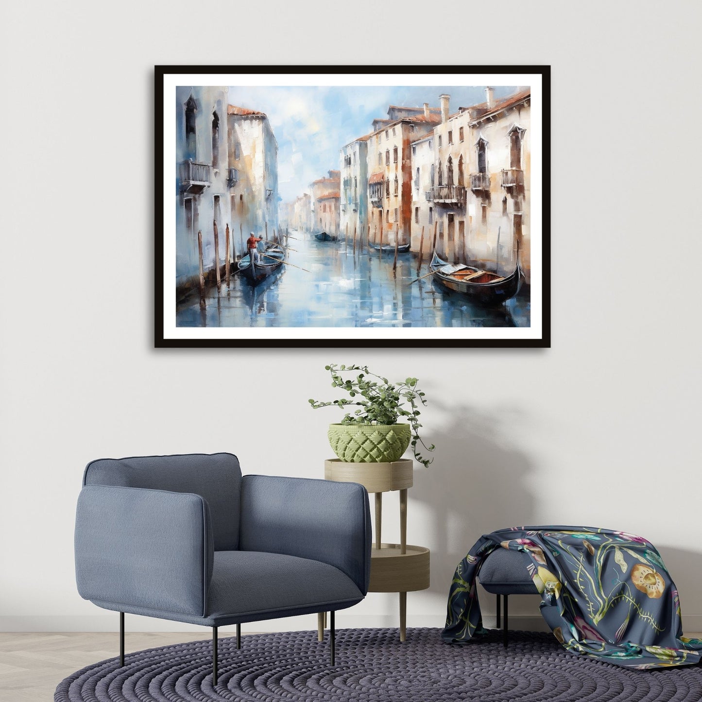 Grafisk maleri. Utforsk den romantiske skjønnheten med vår Venezia plakat og lerret. Dykk inn i det pulserende hjertet av Italia mens du tar inn synet av gondoler som glir stille gjennom kanalene og de fargerike bygningene som speiler seg i det stille vannet. Illustrasjon som viser motivet som plakat i sort ramme.