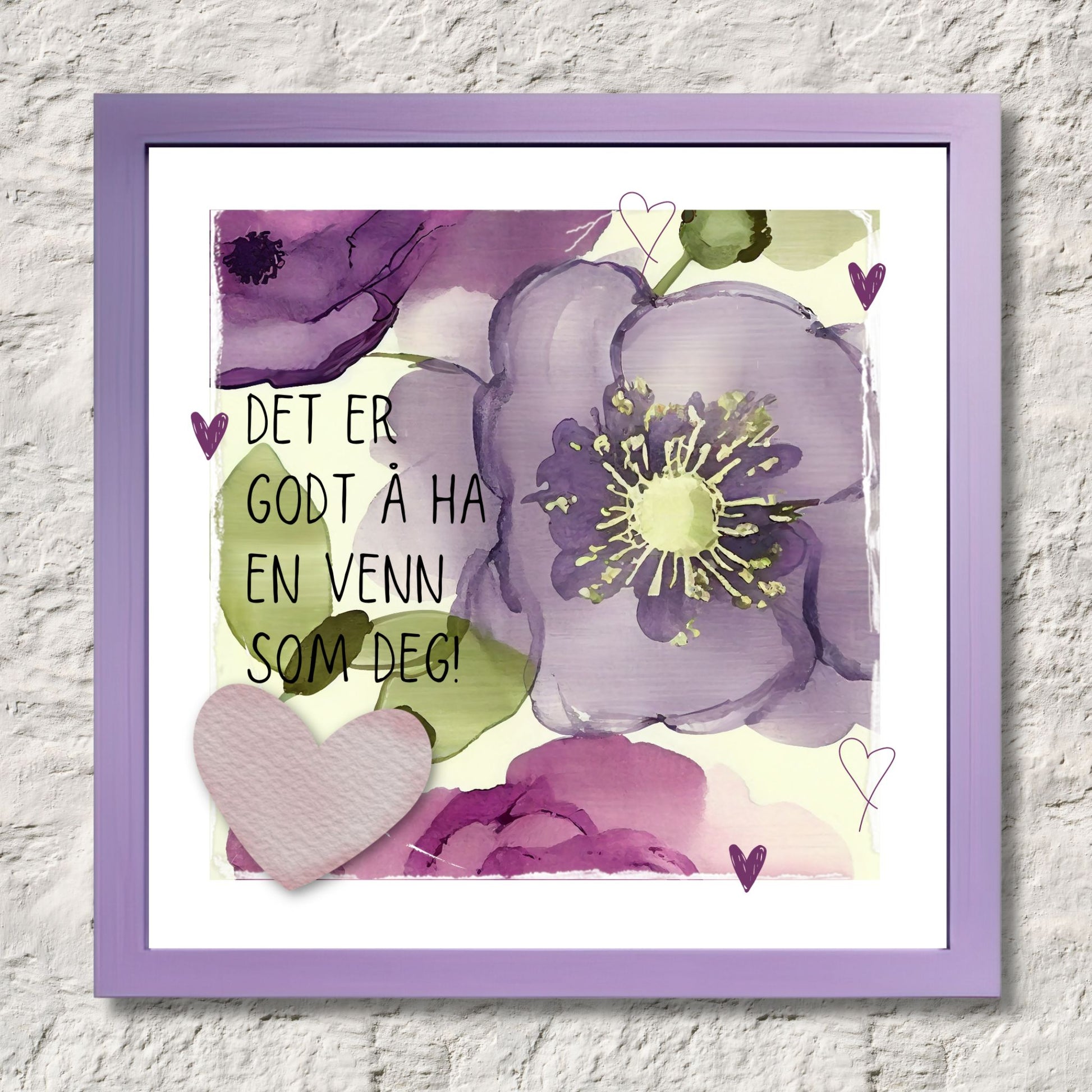 Go'ord plakat med teksten "Det er godt å ha en venn som deg" på en bakgrunn med blomstermotiv i lilla, burgunder og grønt. Illustrasjon som viser plakat i ramme.