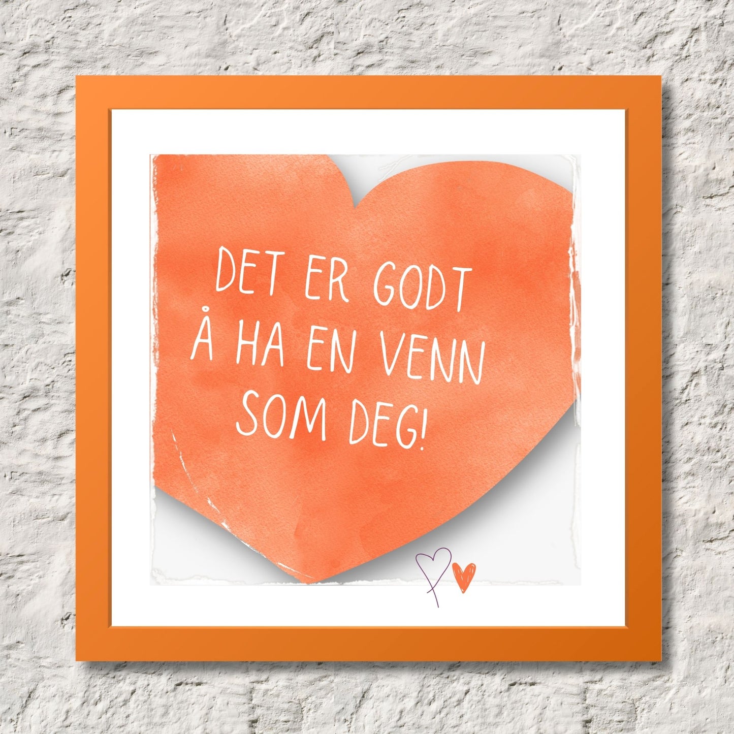 Plakat med oransje hjerte og tekst "Det er godt å ha en venn som deg". Med hvit kant på 1,5 cm. Illustrasjon viser plakat i oransje ramme.
