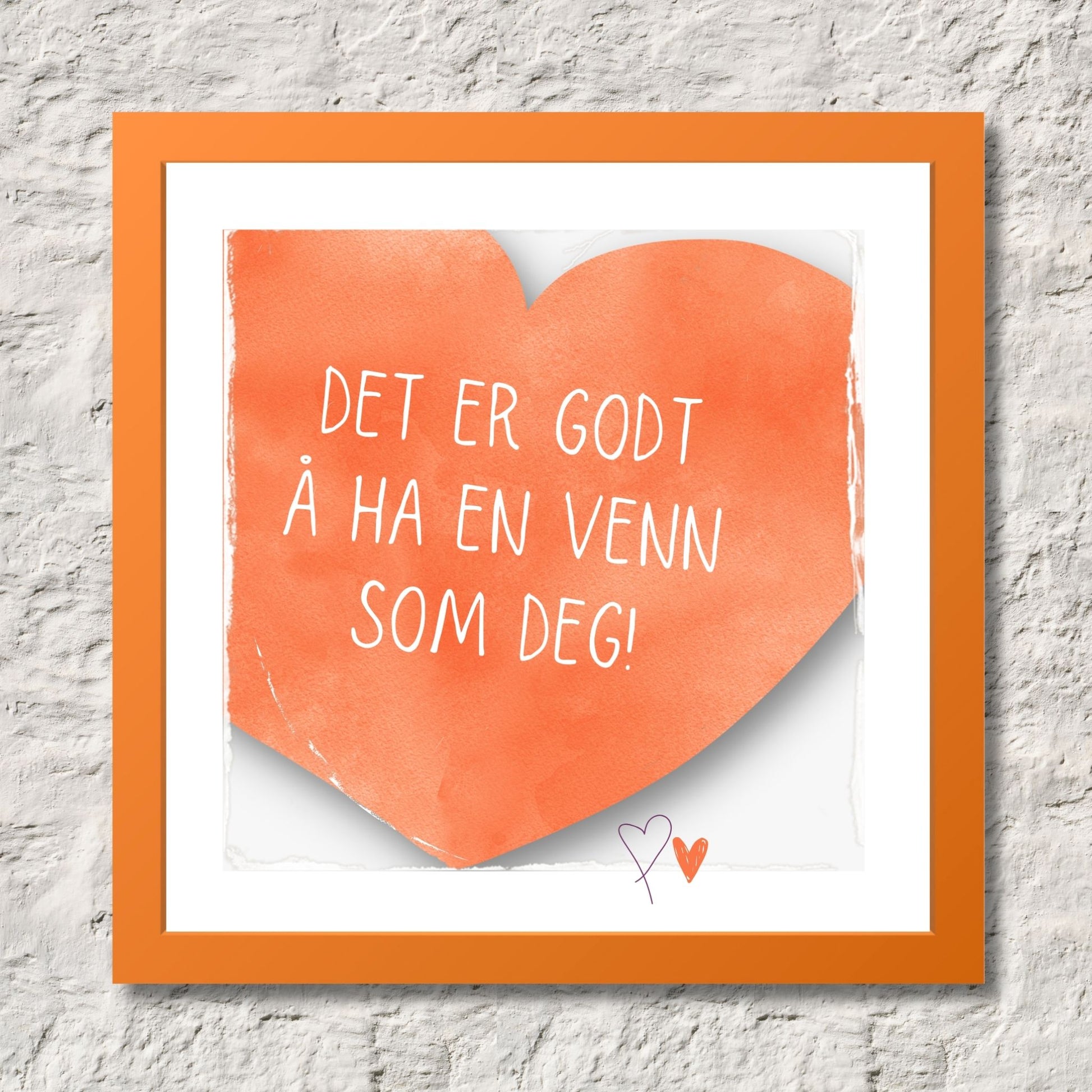Plakat med oransje hjerte og tekst "Det er godt å ha en venn som deg". Med hvit kant på 1,5 cm. Illustrasjon viser plakat i oransje ramme.