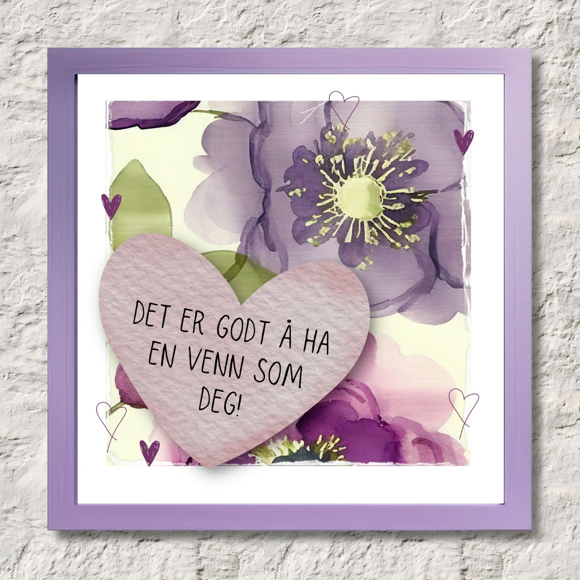 Go'ord plakat med et lilla hjerte med teksten "Det er godt å ha en venn som deg" på en bakgrunn med blomstermotiv i lilla, burgunder og grønt. Illustrasjon som viser plakat i ramme.