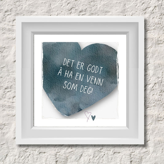Plakat med lysegult hjerte og tekst "Det er godt å ha en venn som deg". Med hvit kant på 1,5 cm. Illustrasjon viser plakat i hvit ramme.