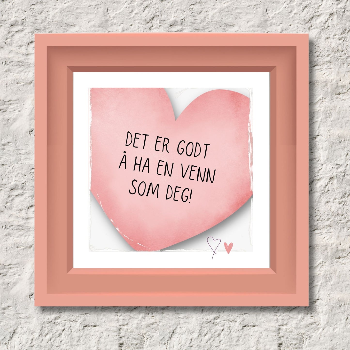 Plakat med rosa hjerte og tekst "Det er godt å ha en venn som deg". Med hvit kant på 1,5 cm. Illustrasjon viser plakat i rosa ramme.