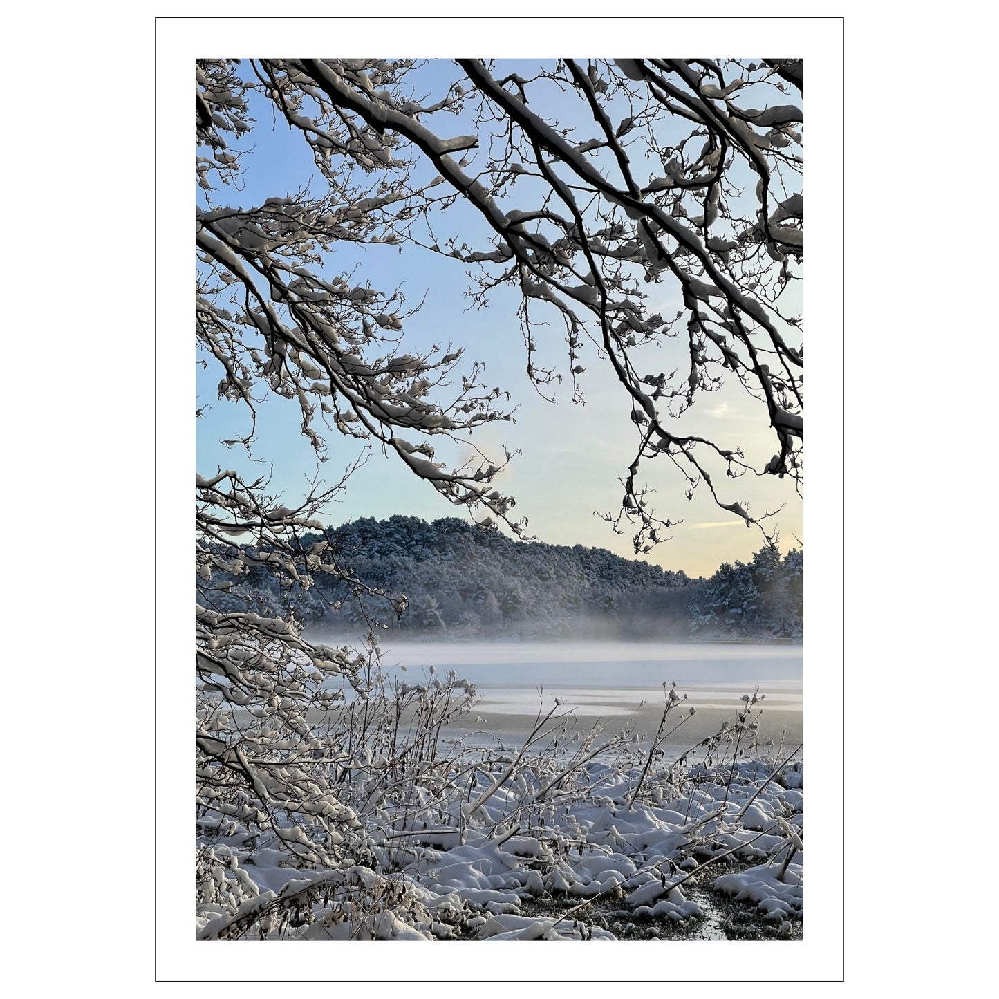 Magisk vinterdag ved Skranevatnet med desembersol og frostrøyk på isen. Motivet fås som plakat og på lerret. Plakat har en hvit kant rundt som gir dybde og fremhever motivet.