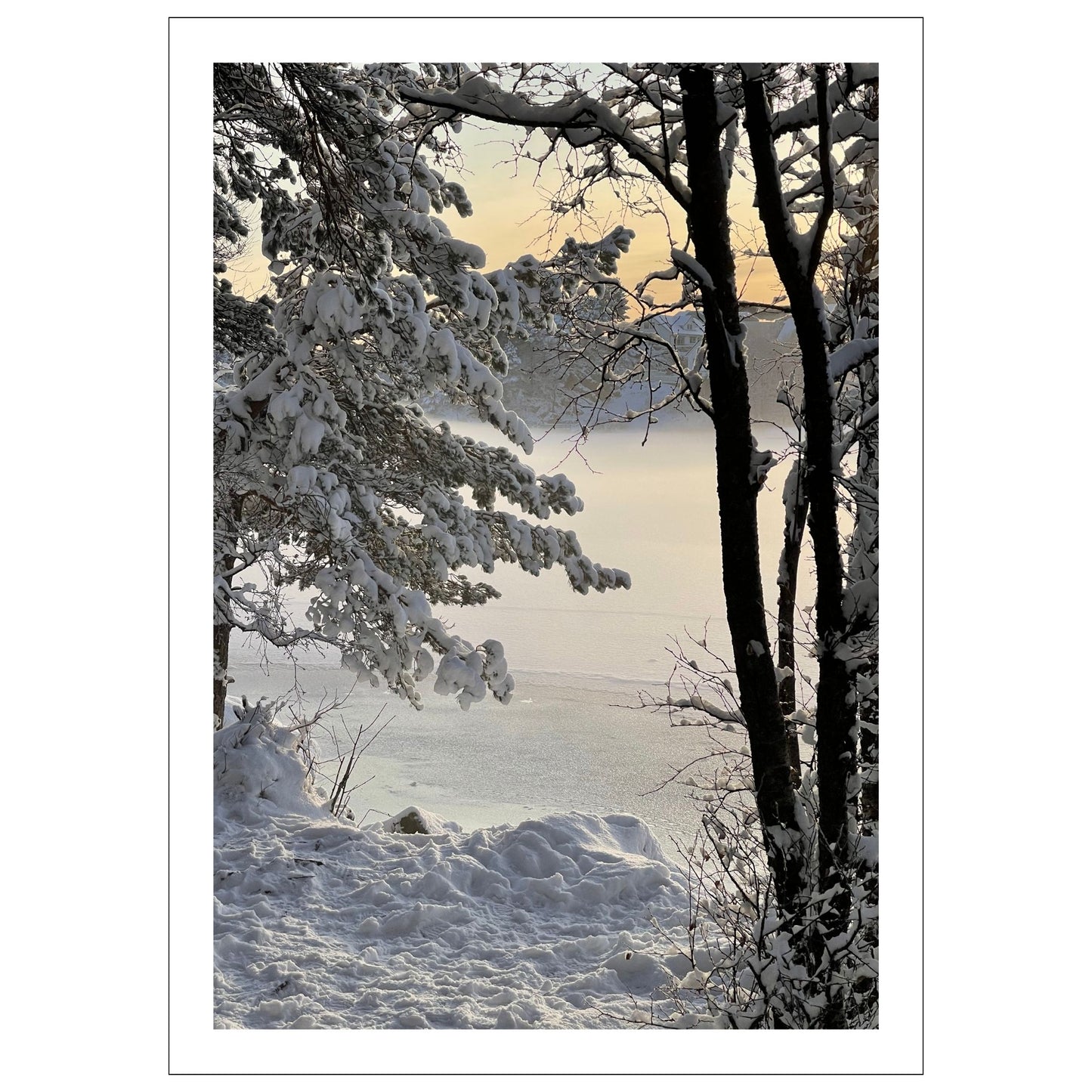Magisk vinterdag ved Skranevatnet med frostrøyk i lav desembersol. Motivet fås som plakat og på lerret. Plakat har en hvit kant rundt som gir dybde og fremhever motivet.