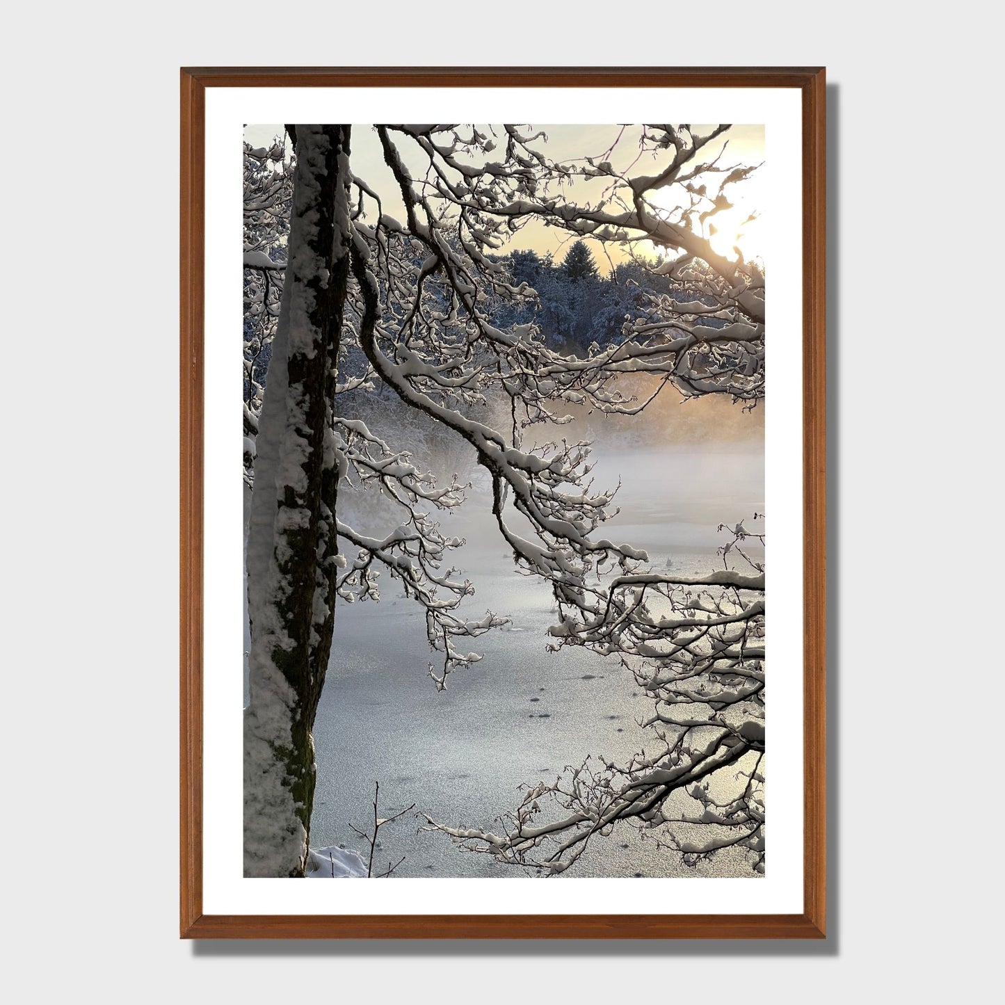 Magisk vinterdag ved Skranevatnet med lav desembersol og frostrøyk. Illustrasjon viser plakat i eikeramme.