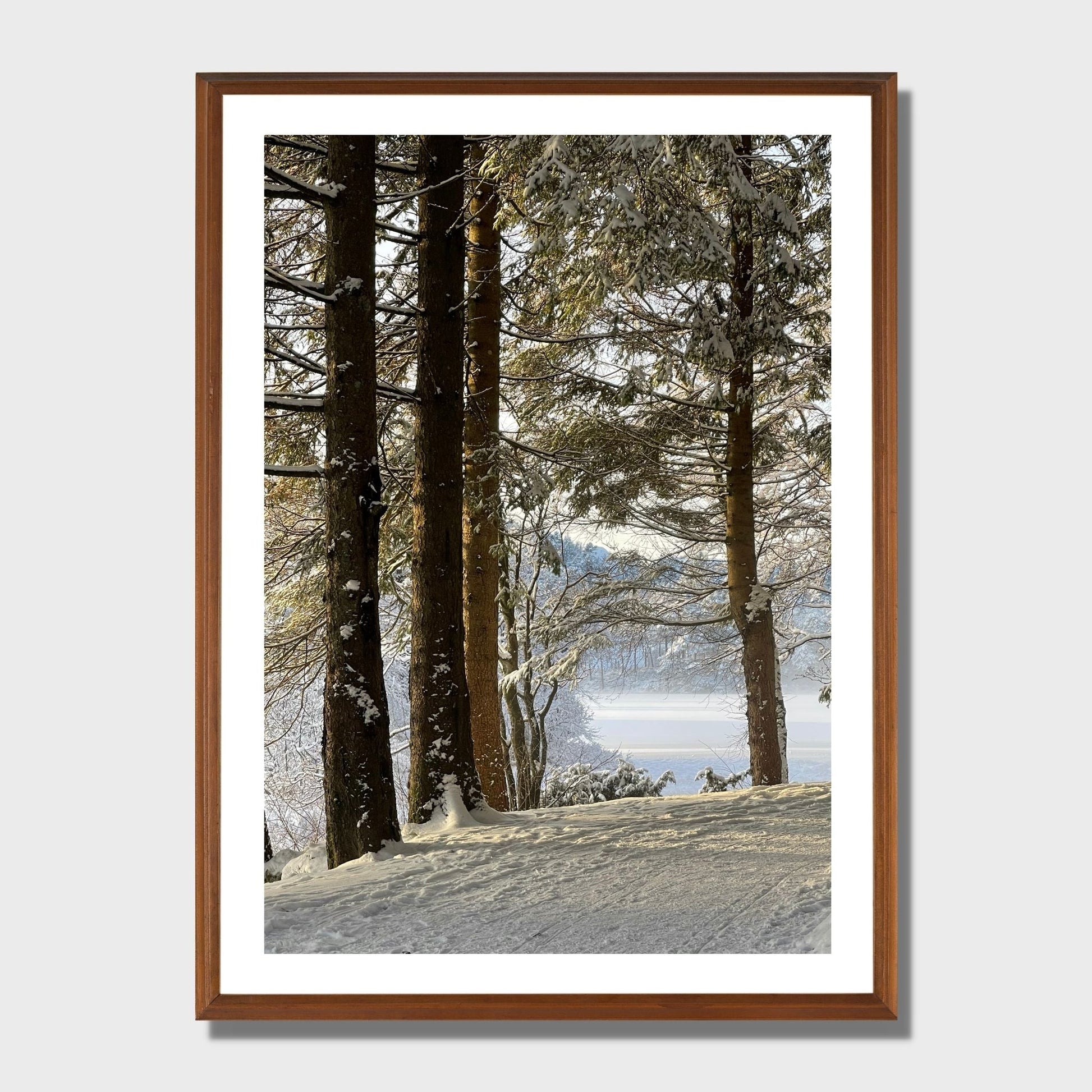 Magisk vinterdag ved Skranevatnet en desmberdag. Illustrasjon viser plakat i eikeramme.