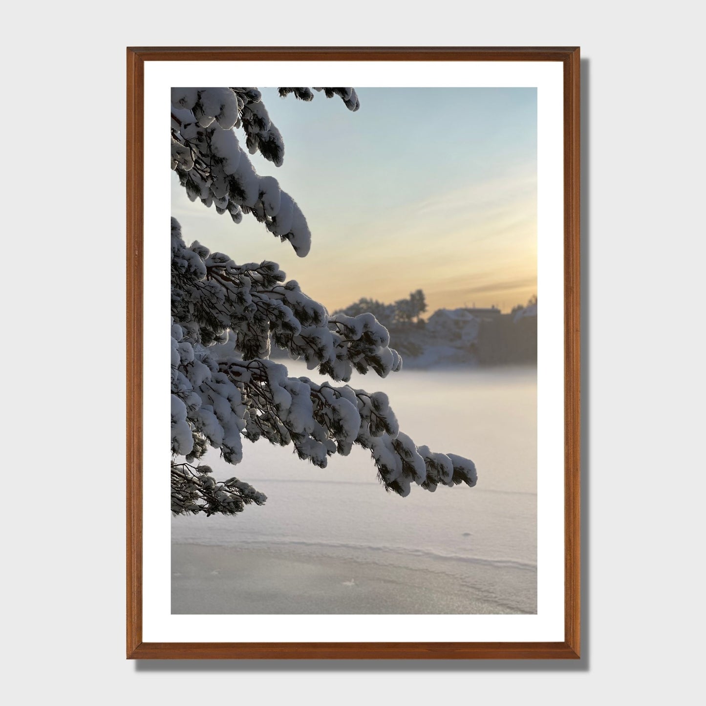 Magisk vinterdag ved Skranevatnet med frostrøyk i lav desembersol. Illustrasjon viser plakat i eikeramme.