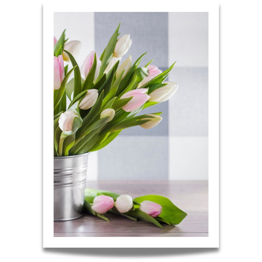 Skap en frisk og stemningsfull påskedekor med Vårens Tulipaner! Dette vakre kunstverket, fanger den myke skjønnheten i hvite og rosa tulipaner – et klassisk symbol på vår og påske.