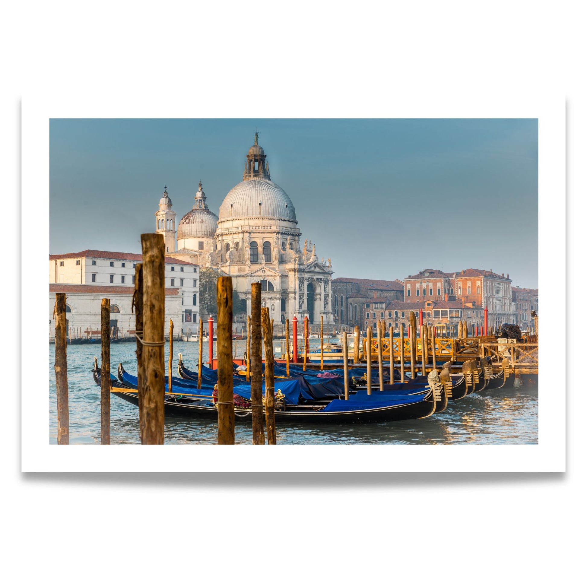 Dette kunstverket fanger den majestetiske basilikaen Santa Maria della Salute i Venezia, sett fra en klassisk vinkel med gondoler og det glitrende vannet i forgrunnen. 