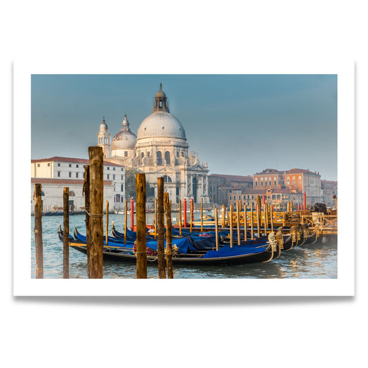 Dette kunstverket fanger den majestetiske basilikaen Santa Maria della Salute i Venezia, sett fra en klassisk vinkel med gondoler og det glitrende vannet i forgrunnen. 