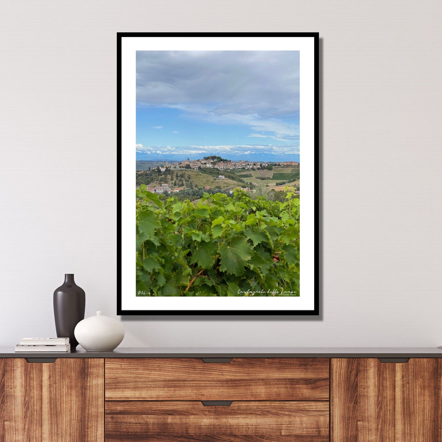 Castagnole delle Lanze, en pittoresk landsby som ligger midt i det vakre piemontesiske vinlandskapet. Byen er omkranset av vinmarker og i det fjerne skimtes Alpene.