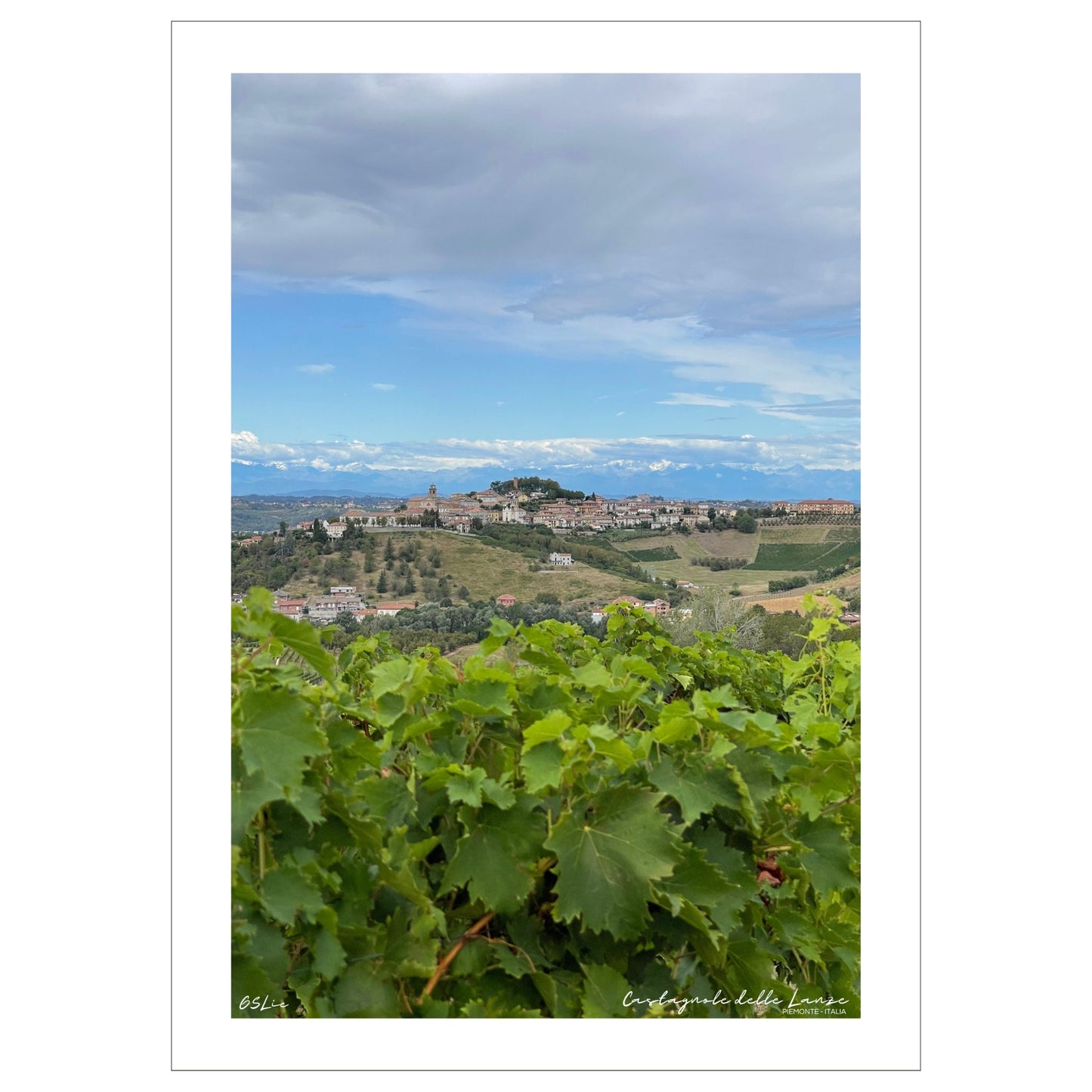 Castagnole delle Lanze, en pittoresk landsby som ligger midt i det vakre piemontesiske vinlandskapet. Byen er omkranset av vinmarker og i det fjerne skimtes Alpene.