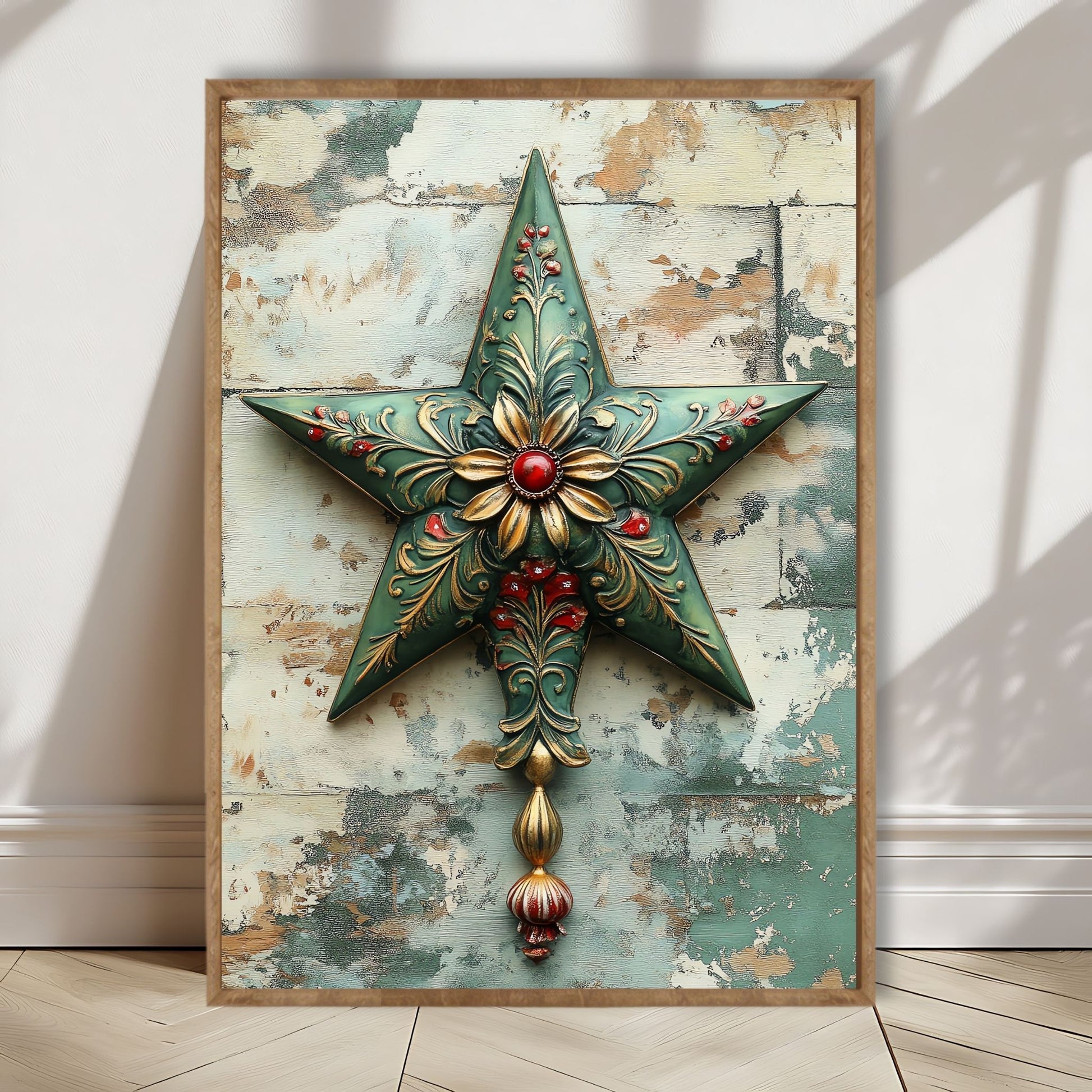 Dette motivet viser en detaljert julepynt i form av en stjerne med grønne og gyldne nyanser, omgitt av en rustikk bakgrunn. Illustrasjon viser motivet som plaka i lys ramme.