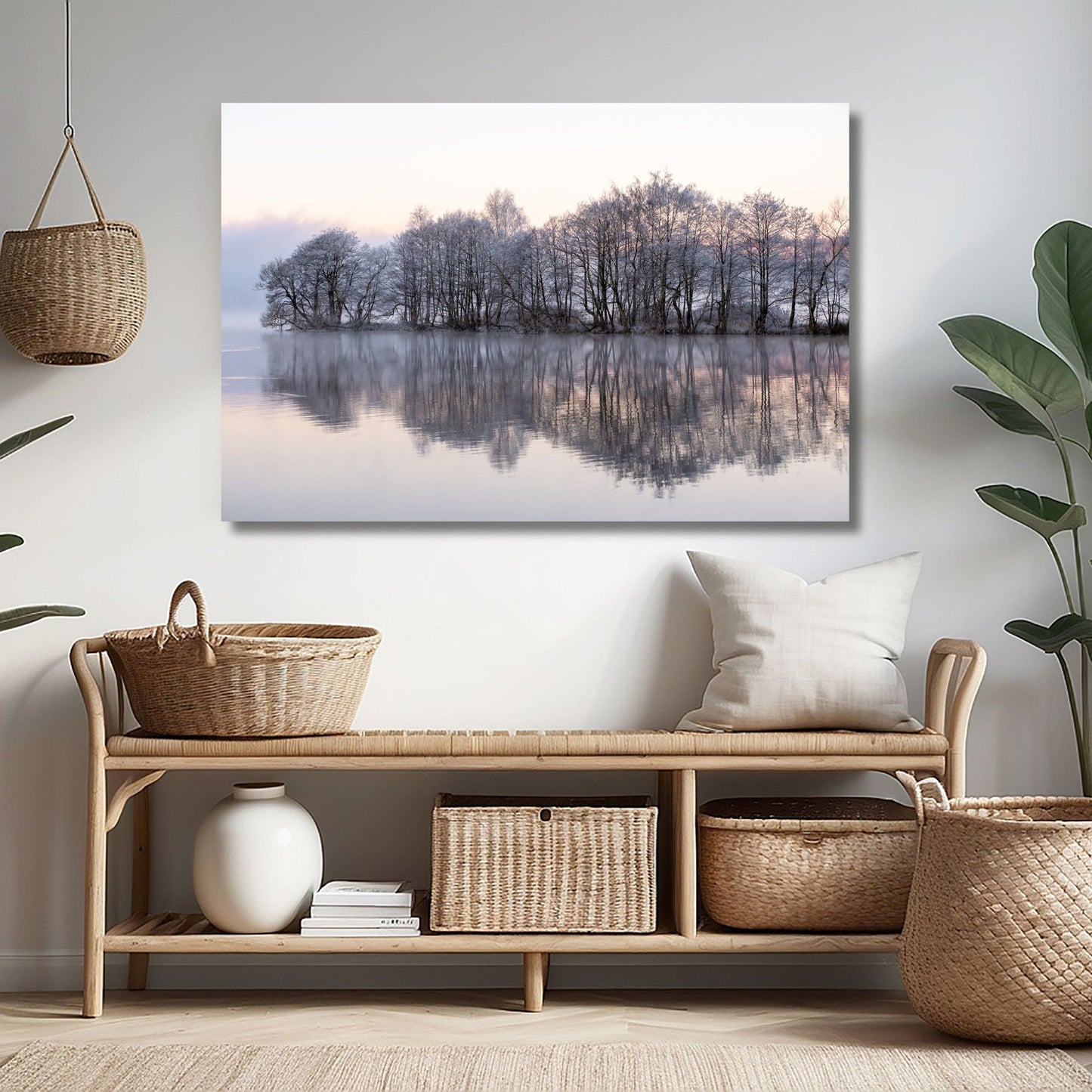 Dette kunstverket, tilgjengelig som plakat og lerret, viser en stille skog ved vannkanten, innhyllet i et lett vinterdis og med trærne dekket av frost. Illustrasjonsfoto viser motivet på lerret.