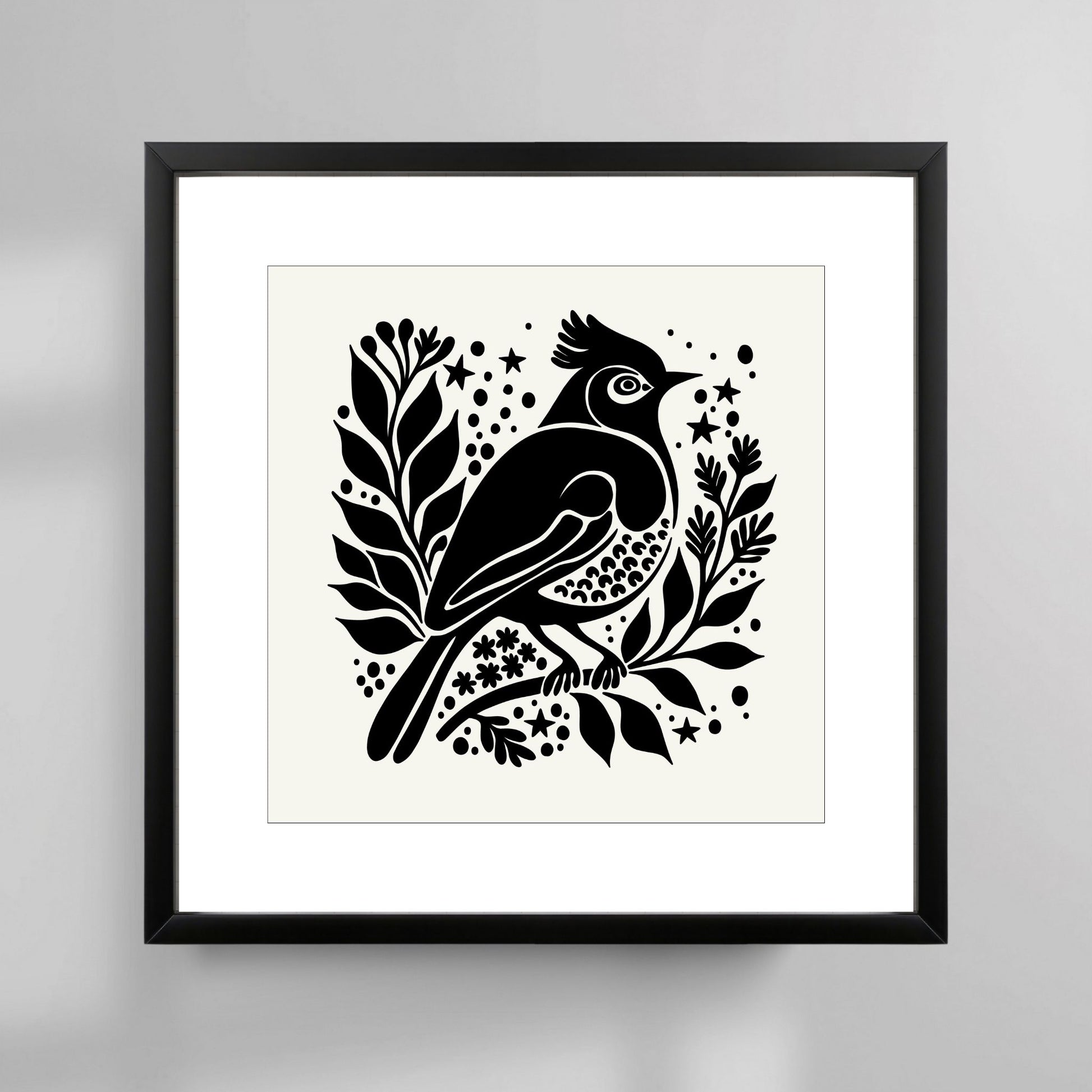 Dette elegante designet, med en vakker fugl omgitt av naturens grener og blader, bringer naturens skjønnhet inn i interiøret ditt. Illustrasjonsfoto viser plakat i sort ramme.