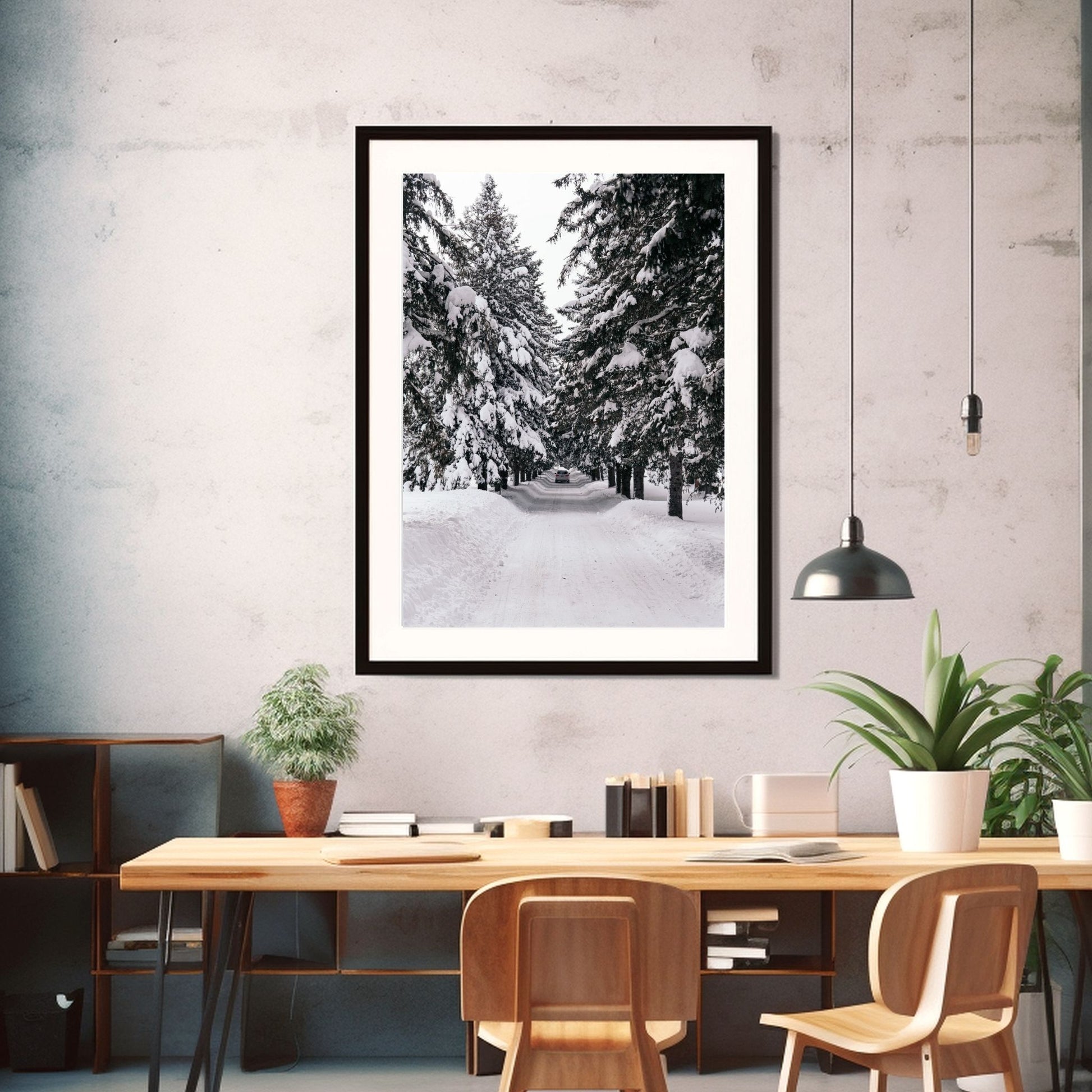 Vinterlandskap No1. Fotografi i sort-hvitt som plakat eller lerret. Plakat har en hvit kant rundt som gir dybde og fremhever motivet. Illustrasjonen viser fotografiet i en sort ramme på en vegg ved et spisebord.