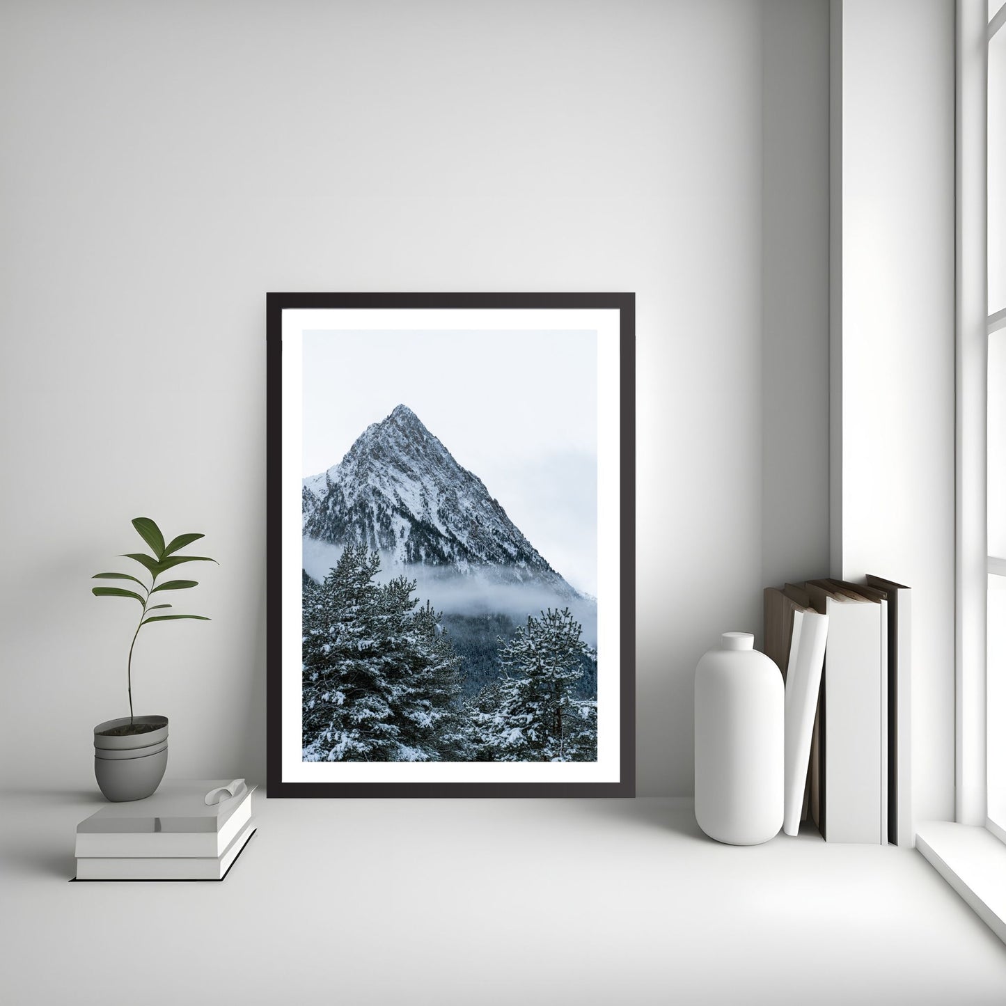 Snøkledd granskog  og ruvende fjelltopp. Fotografi  som plakat eller lerret. Plakat har en hvit kant rundt som gir dybde og fremhever motivet. Illustrasjonen viser fotografiet stående i gulvet  i en sort ramme, 
