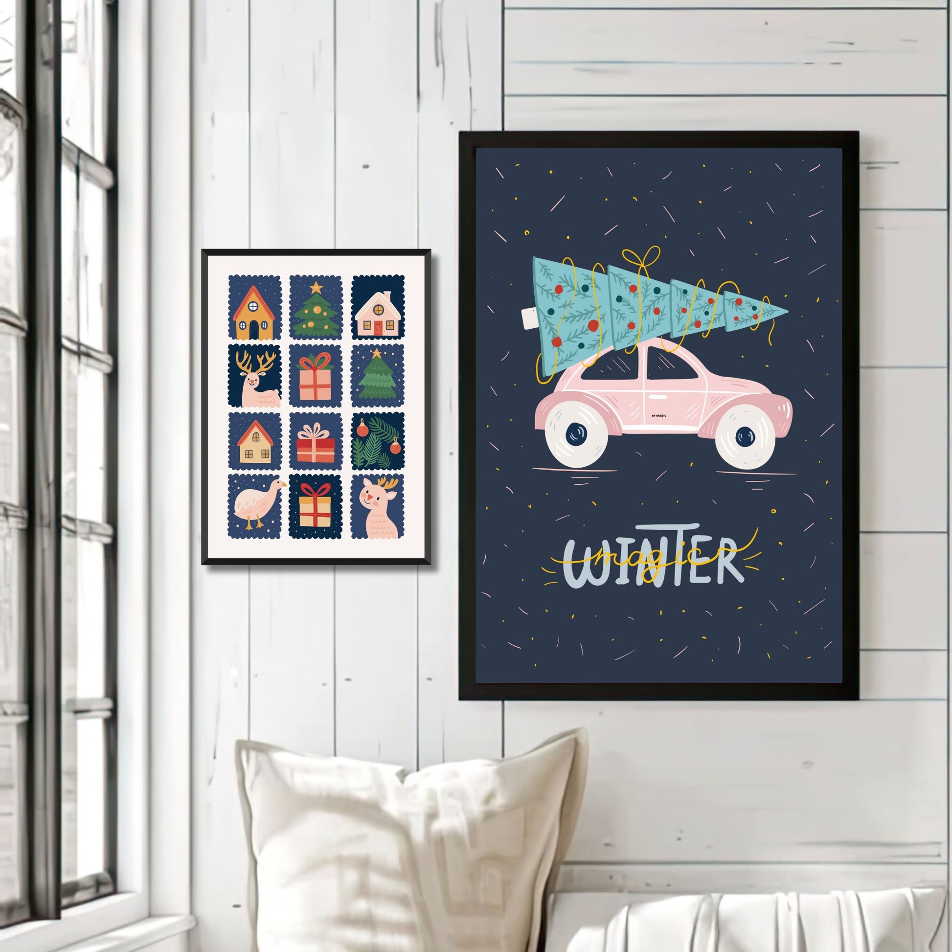 Sjarmerende illustrasjonen med en rosa vintage bil som frakter et juletre og med håndtegned tekst "Winter Magic" Illustrasjonsfoto viser plakat  i sort ramme.