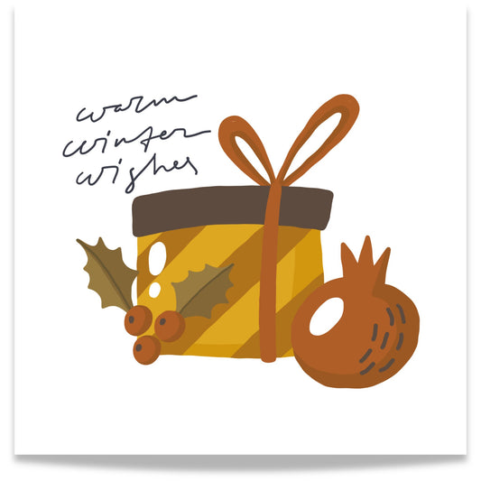 En varm og innbydende juleplakat med teksten Warm Winter Wishes og et gaveelement dekorert med kristtorn og vinterbær. 