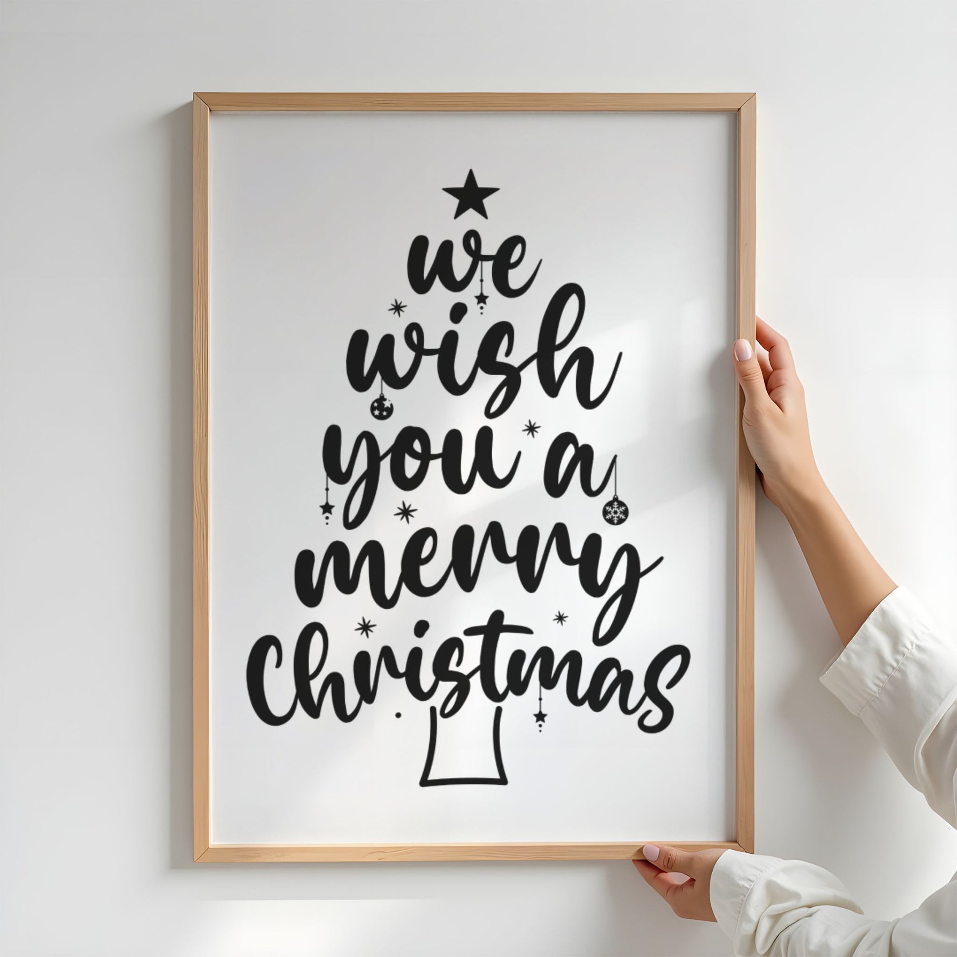En klassisk og uttrykksfull juleplakat der teksten We Wish You a Merry Christmas er formet som et juletre.  Illustrasjon viser plakat i ramme.