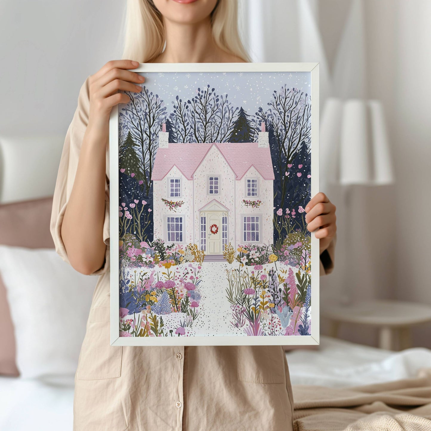 Winter Cottage Garden er en varm og innbydende kunstplakat og lerret som viser et idyllisk hus omgitt av et fargerikt vinterlandskap. Illustrasjon viser motivet som plakat uten hvit kantlinje i ramme.