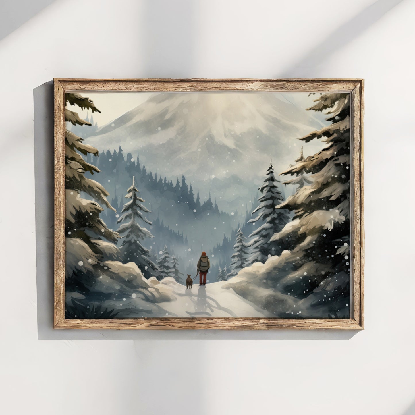 En enslig skikkelse og en hund går stille gjennom vinterskogen mot fjellene i det fjerne. Illustrasjon viser plakat uten hvit kantlinje i ramme.