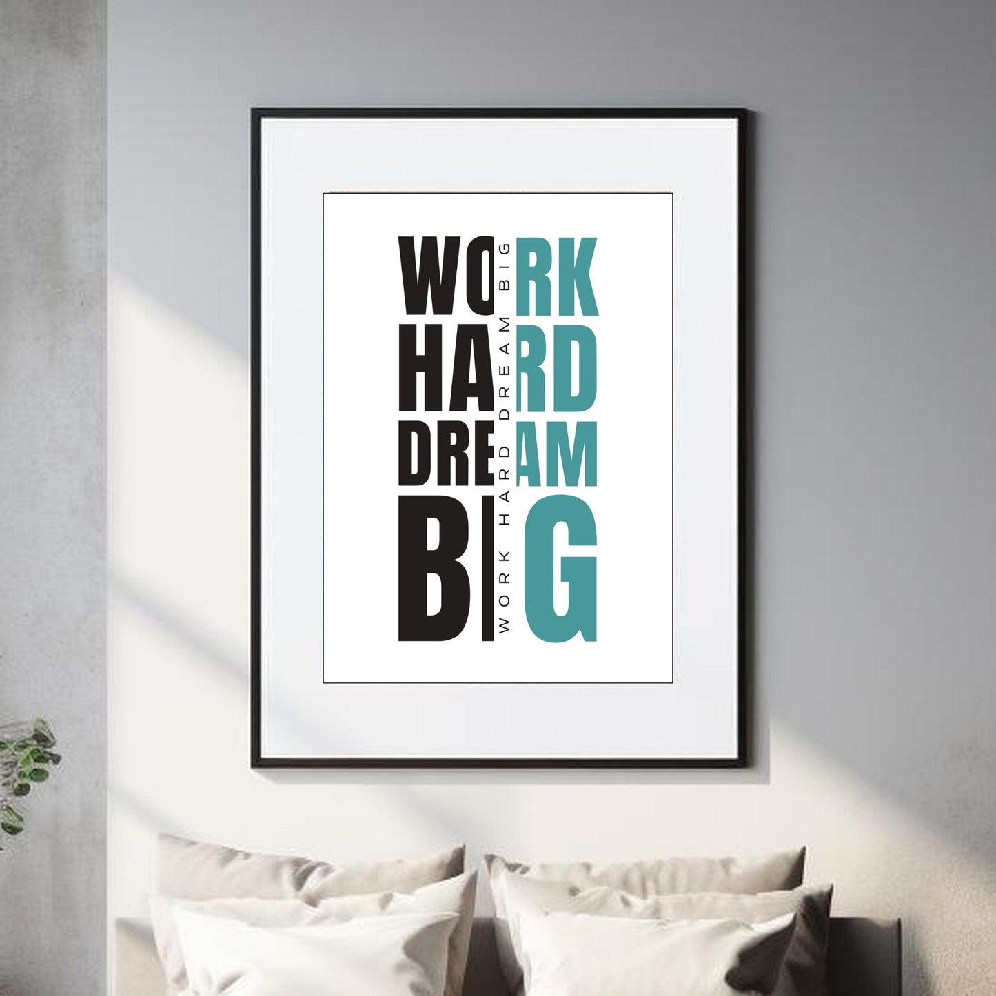 "work hard dream big" - tekstplakat med sort og grønn tekst, og hvit bakgrunn.  Illustrasjon viser plakat i sort ramme og hvit passepartout.