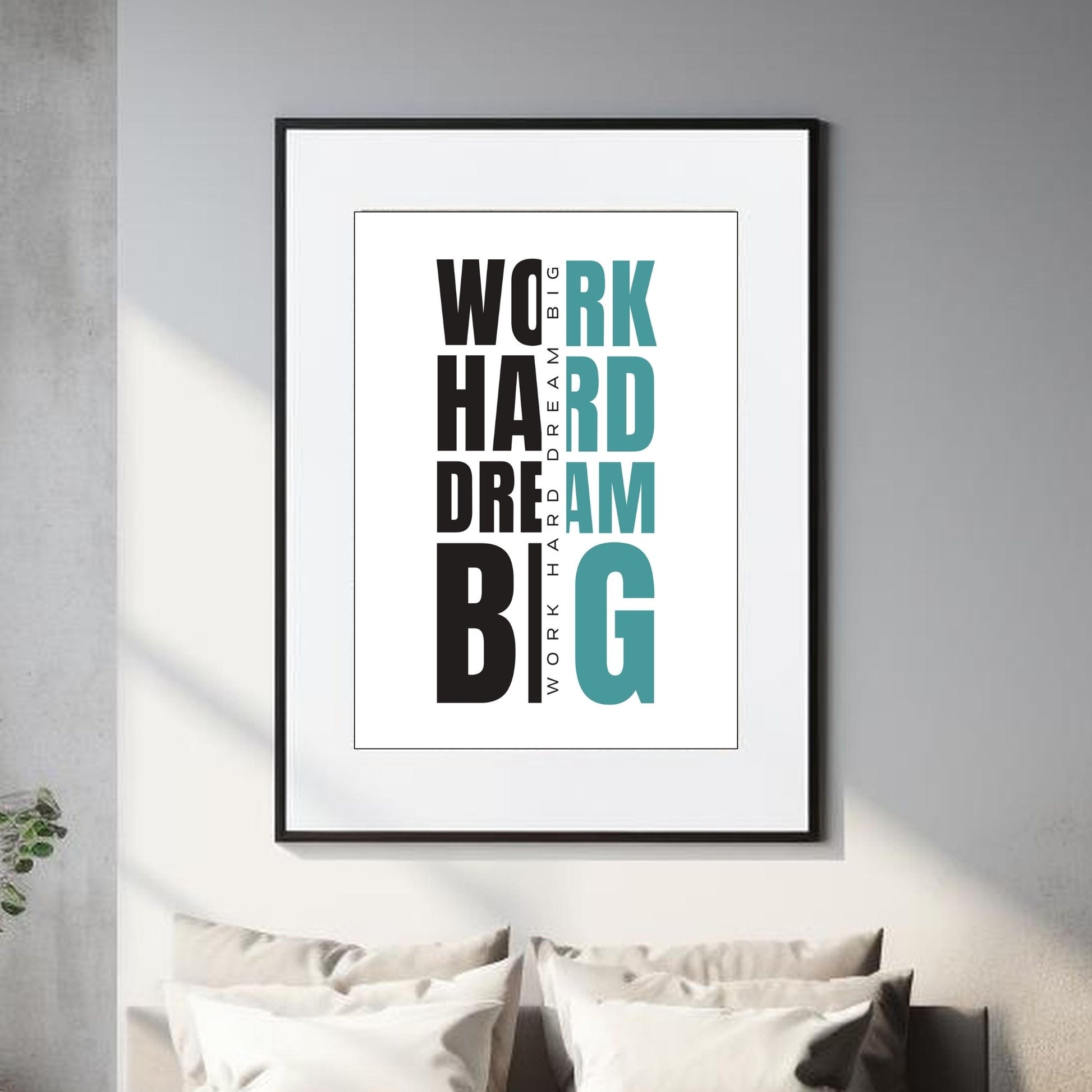 "work hard dream big" - tekstplakat med sort og grønn tekst, og hvit bakgrunn.  Illustrasjon viser plakat i sort ramme og hvit passepartout.