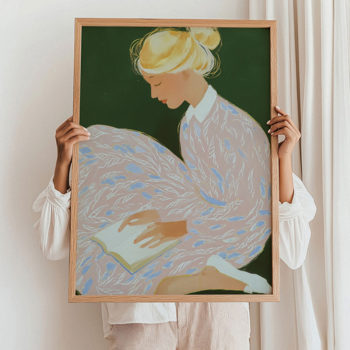 A Quiet Moment kunstplakat holdt opp i eikeramme som inspirasjon til innramming