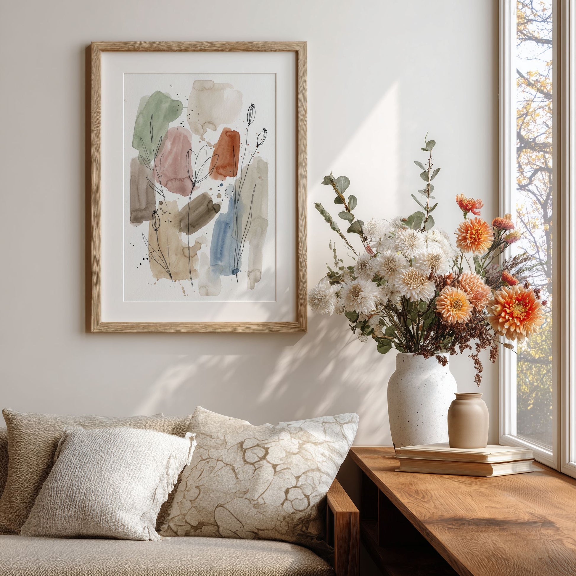 Moderne abstrakt botanisk kunst ved sofa i lyst nordisk hjem