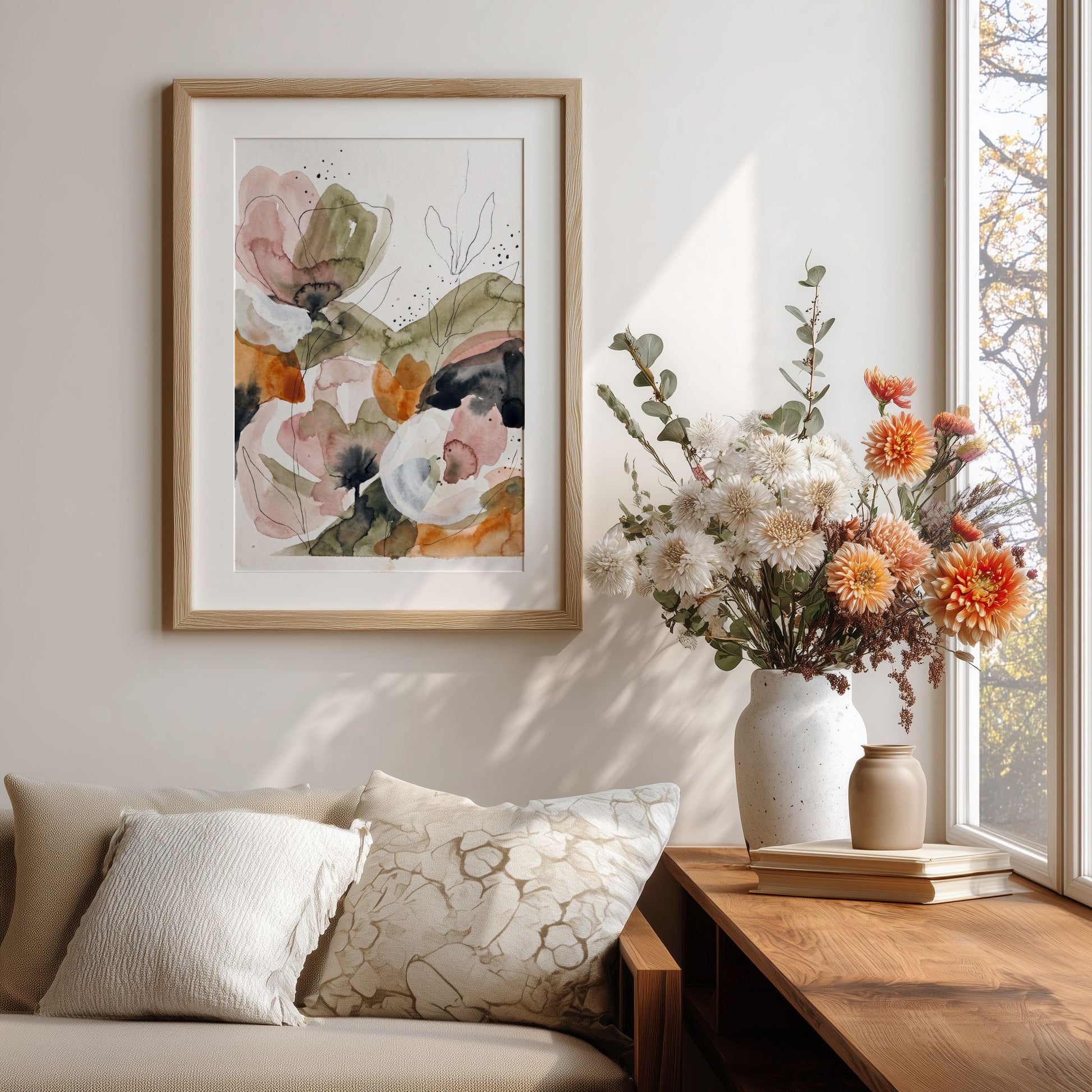 Moderne floral akvarellkunst ved sofa og blomster i nordisk stue
