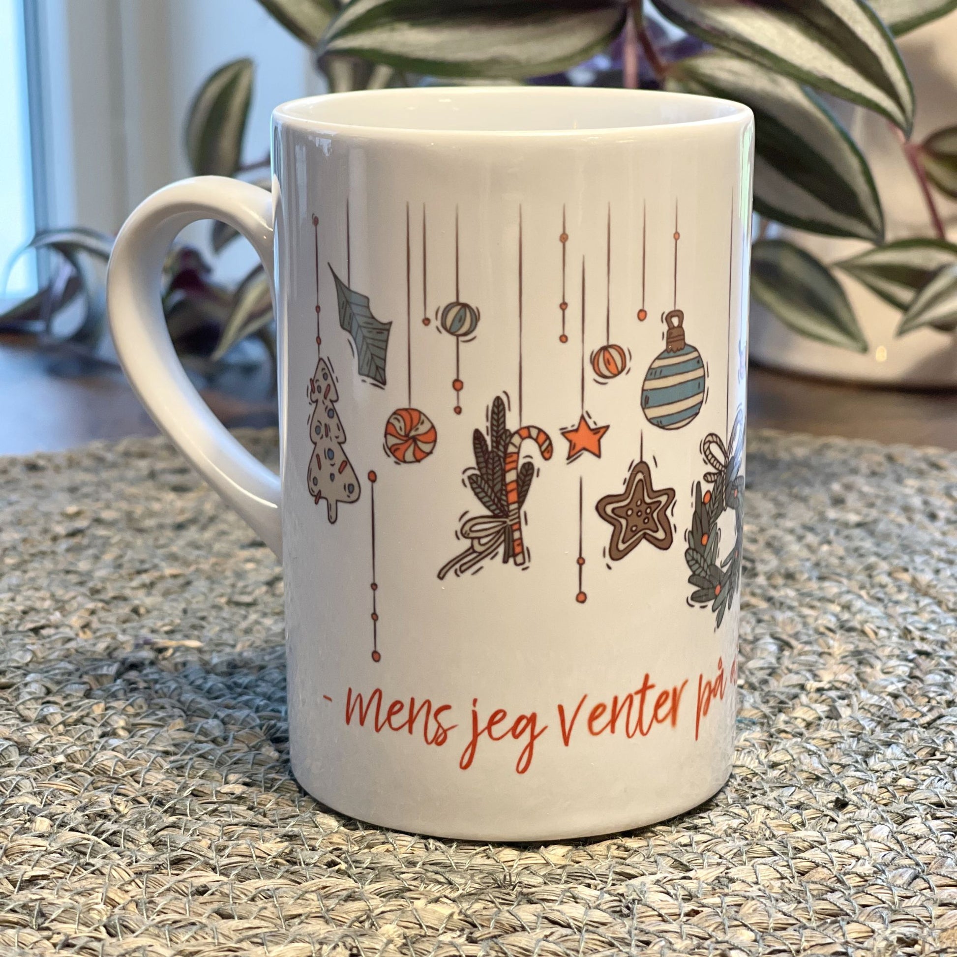 Adventskrus i keramikk med nostalgiske julemotiver og juletekst