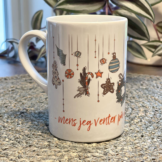 Adventskrus i keramikk med nostalgiske julemotiver og juletekst
