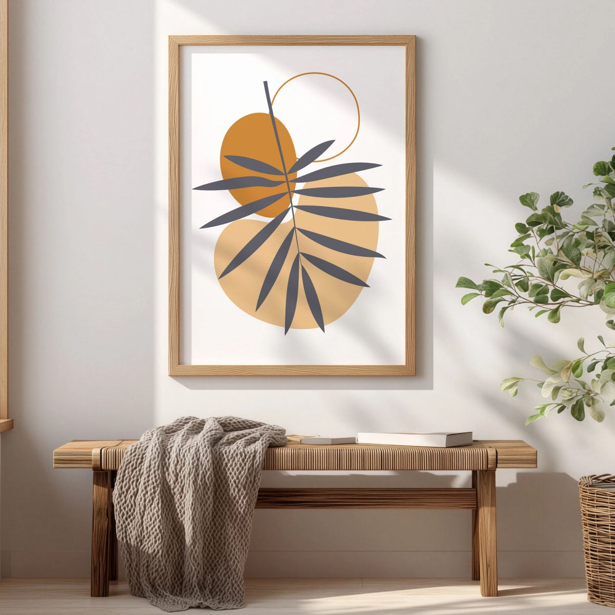 Palm Balance boho-plakat med palmegren i eikeramme over trebenk i lyst interiør